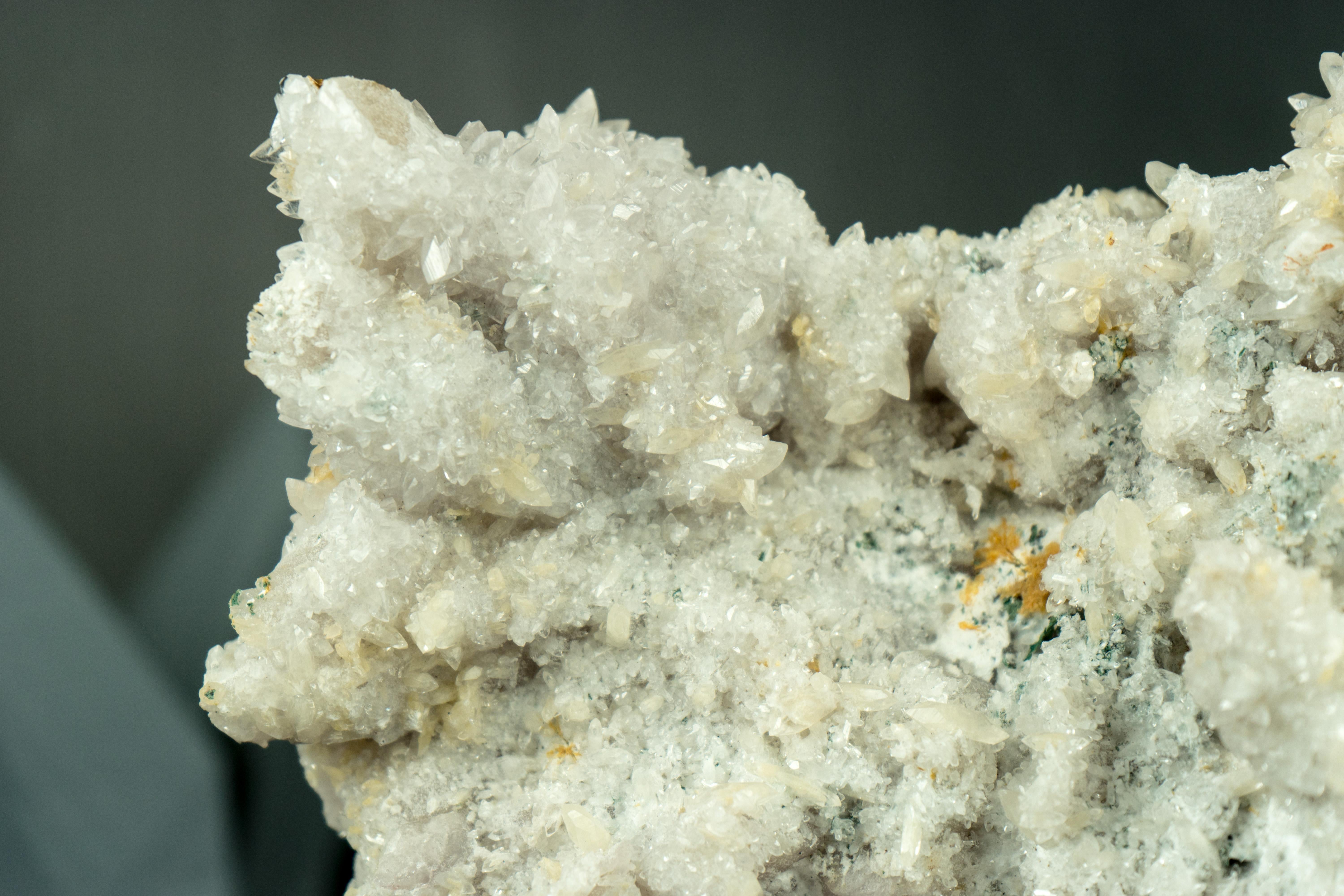 Seltener natürlicher Amethyst-Blumenteller mit glänzendem Kristall, Calcite und Celadonit  (Brasilianisch) im Angebot
