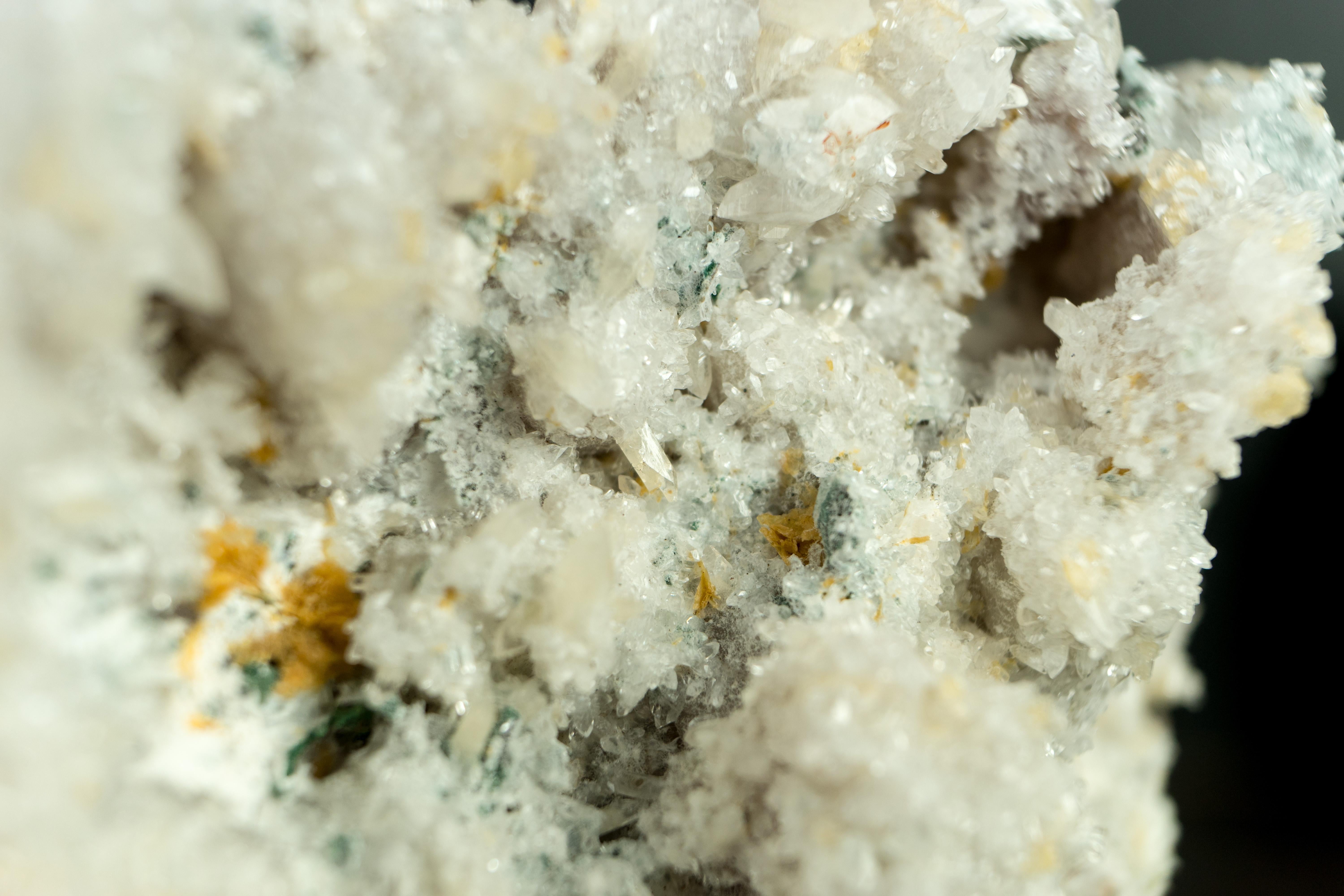 Seltener natürlicher Amethyst-Blumenteller mit glänzendem Kristall, Calcite und Celadonit  (21. Jahrhundert und zeitgenössisch) im Angebot