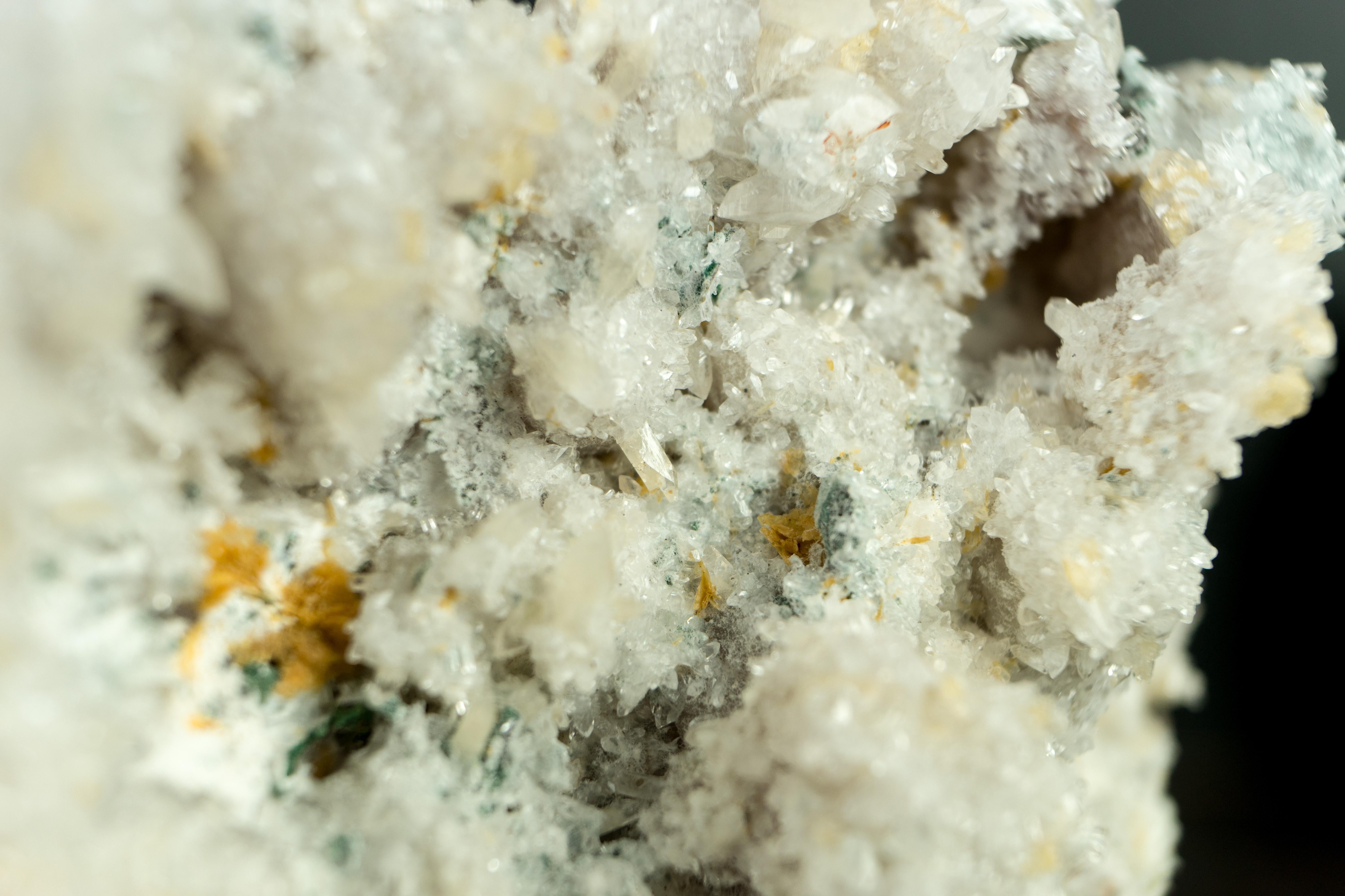 XXI secolo e contemporaneo Raro piatto fiore di ametista naturale con cristallo brillante, calcite e celadonite in vendita