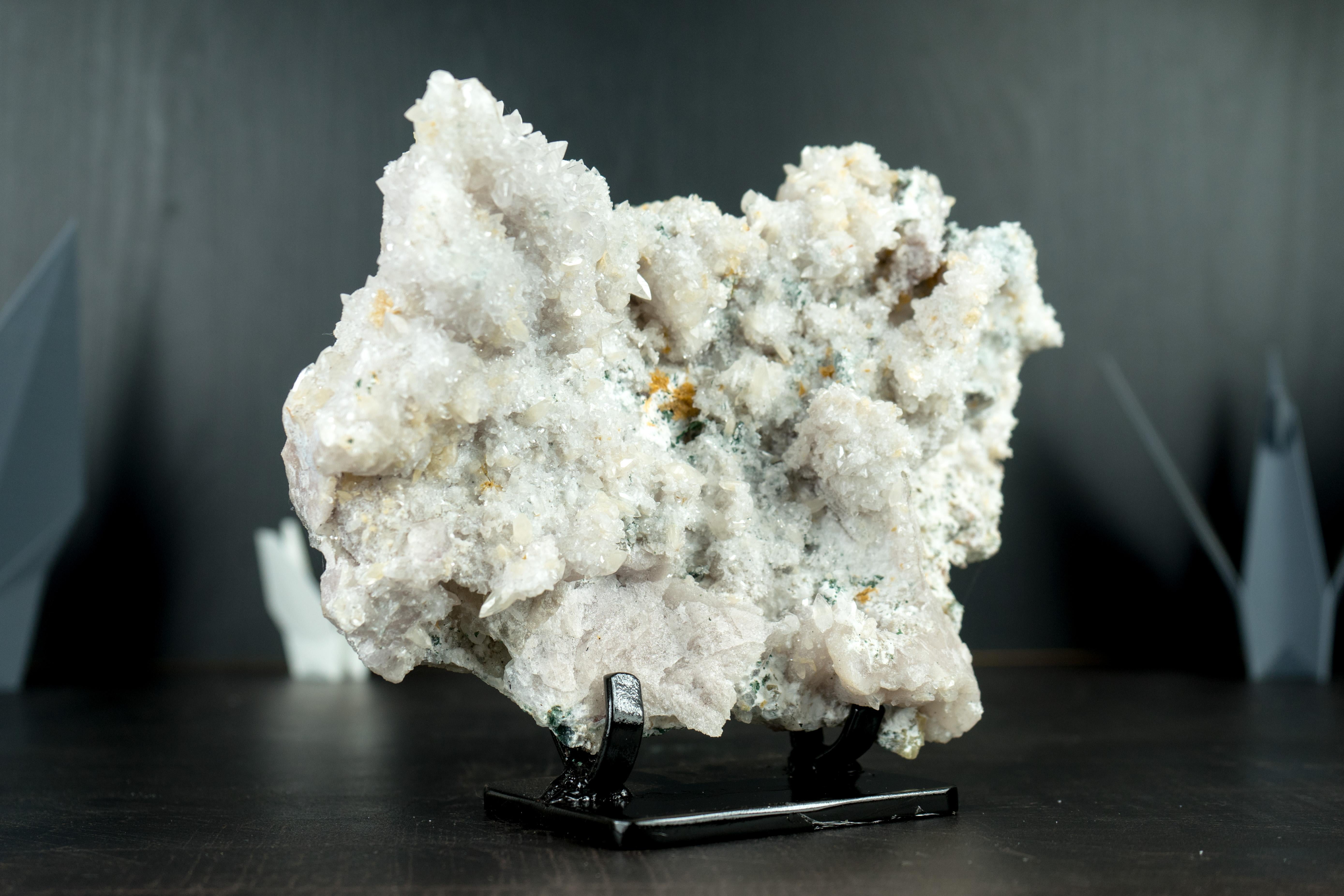Raro piatto fiore di ametista naturale con cristallo brillante, calcite e celadonite in vendita 3