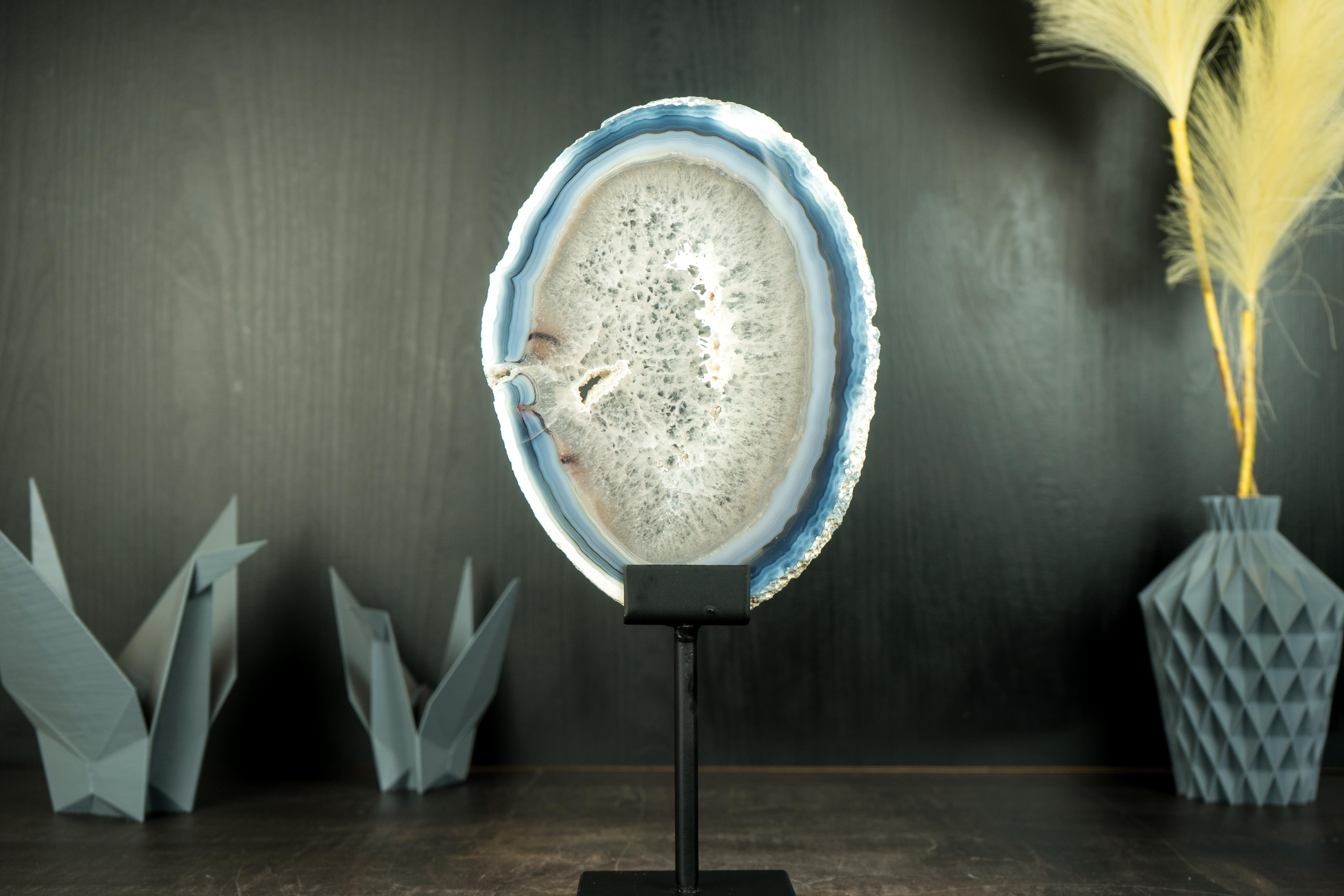 Rare Natural Blue and Bone-White Banded Agate Slice, Premium-Grade Geode Slice In New Condition In Ametista Do Sul, BR