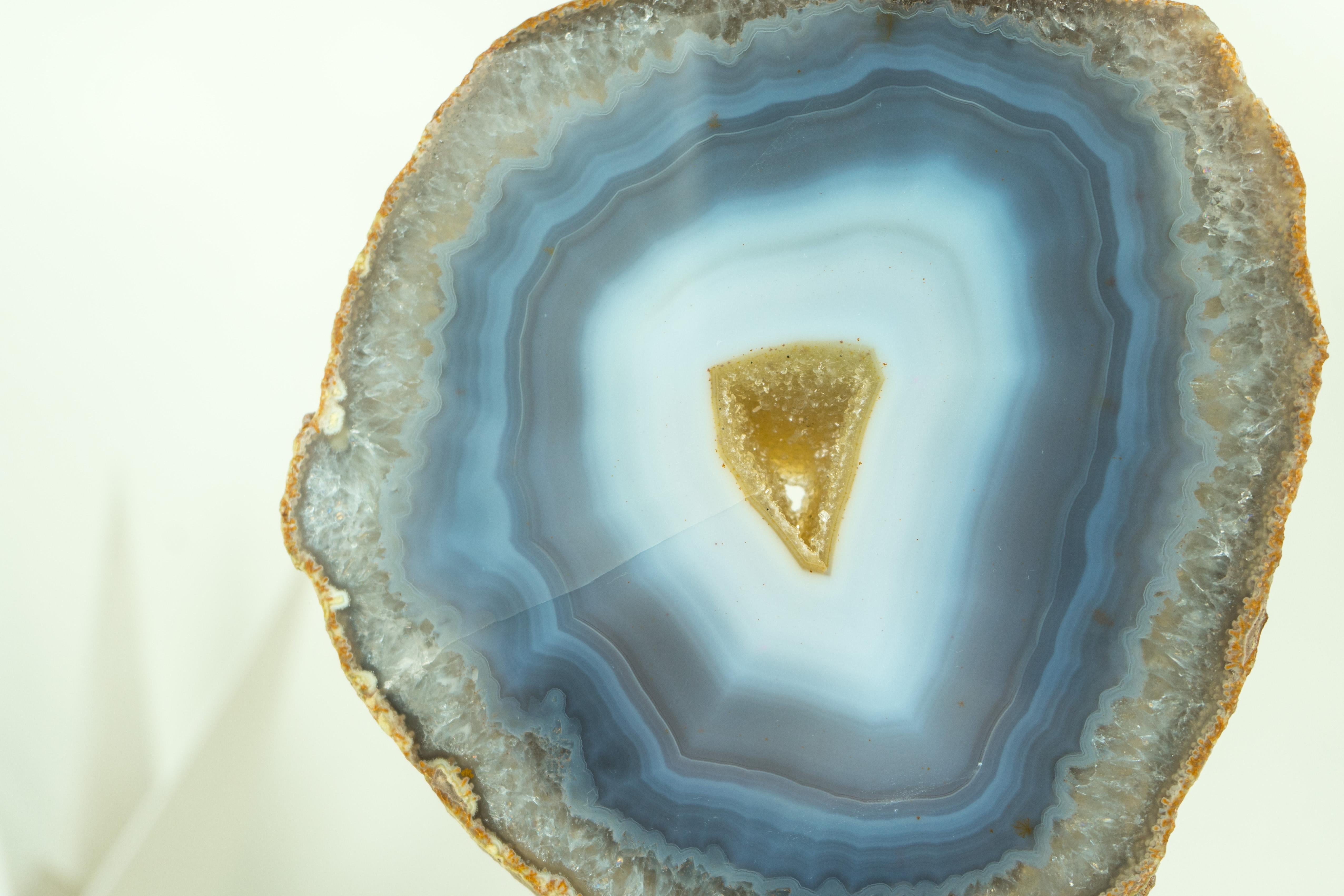 Seltene natürliche blau-weiß gebänderte Achatschale aus Achat, unbefärbt, mit gelbem Galaxy Druzy (Brasilianisch) im Angebot