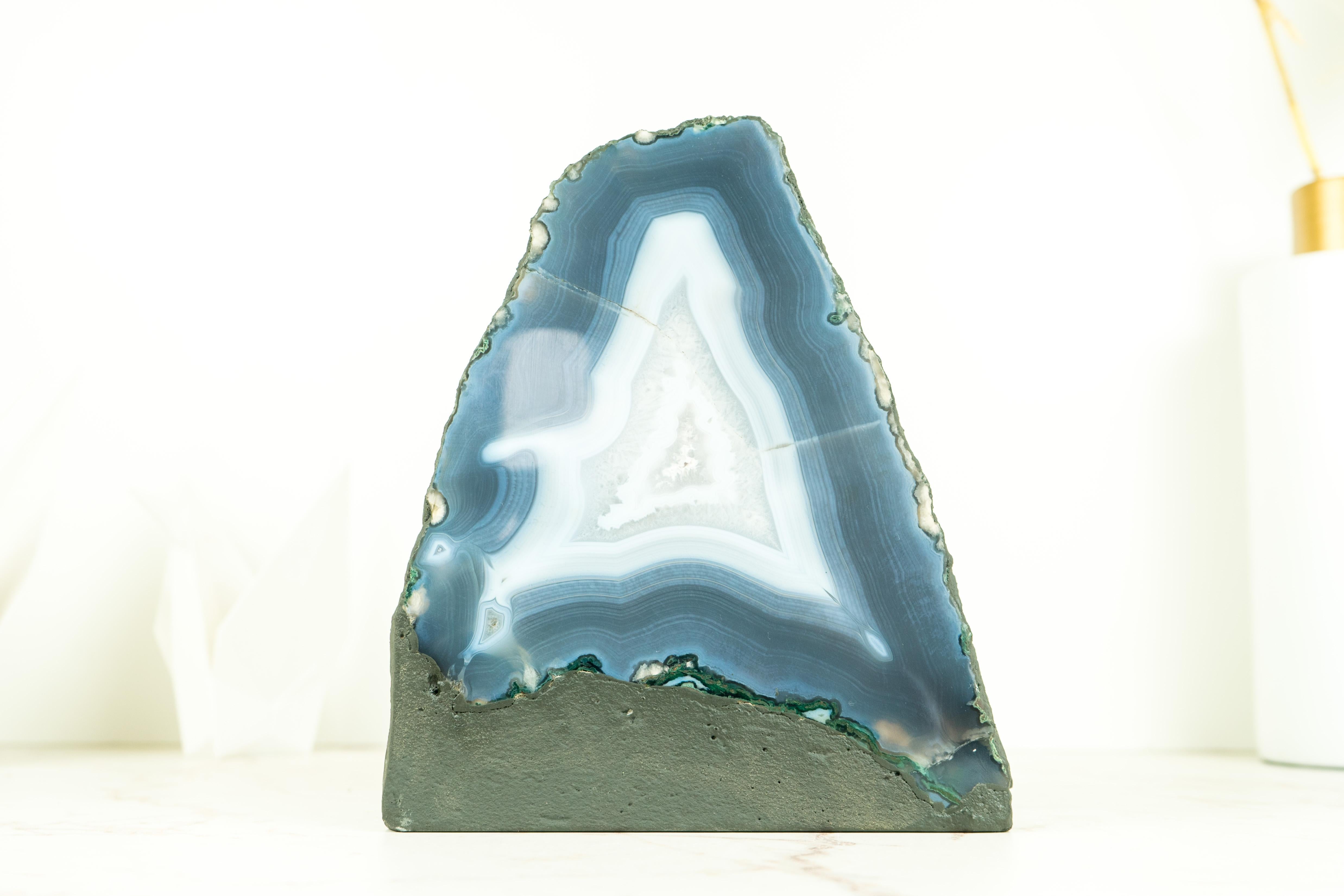 Raro geode di agata blu naturale con inclusioni di calcite, cristallo di grado extra. in vendita 4