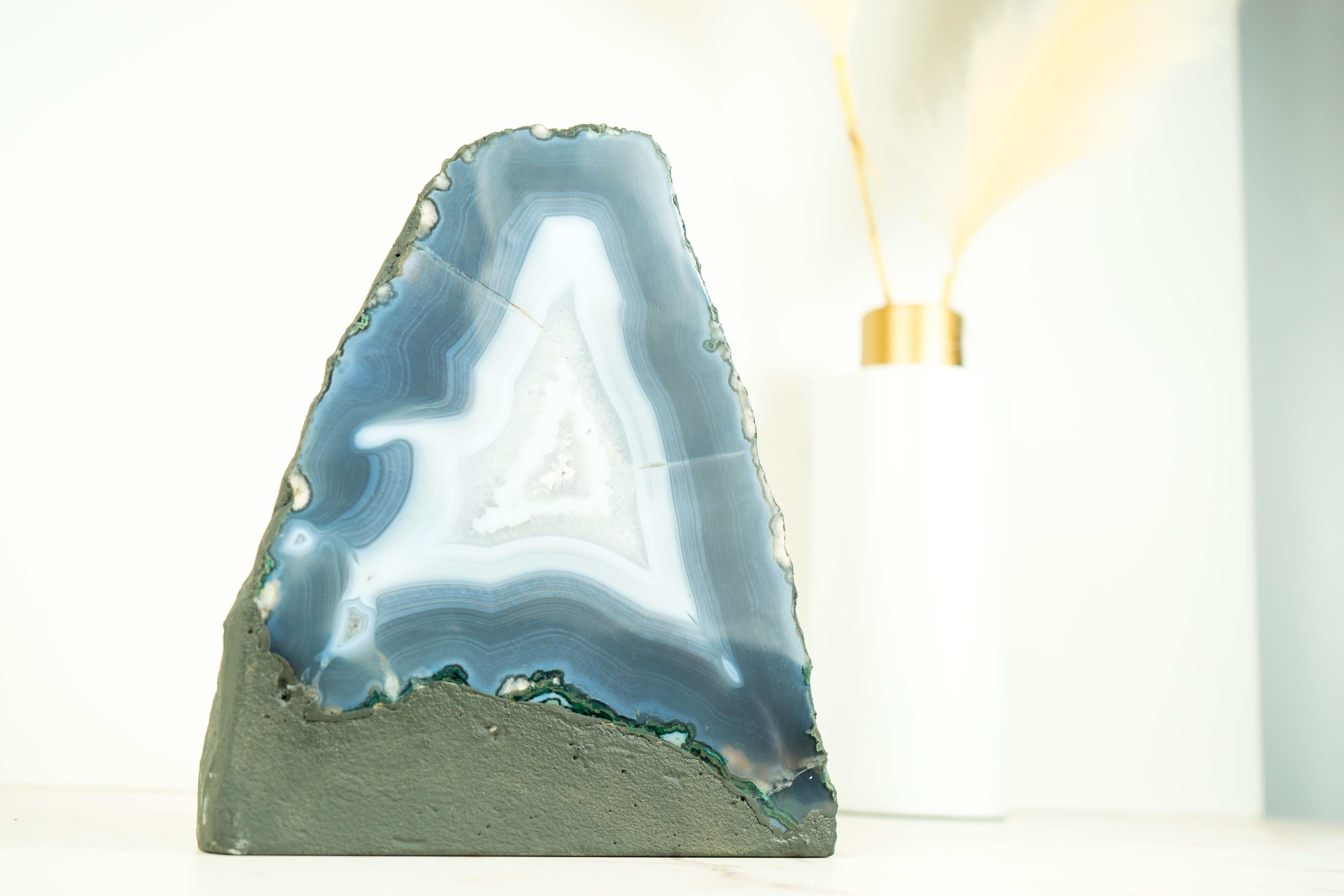 Raro geode di agata blu naturale con inclusioni di calcite, cristallo di grado extra. in vendita 5
