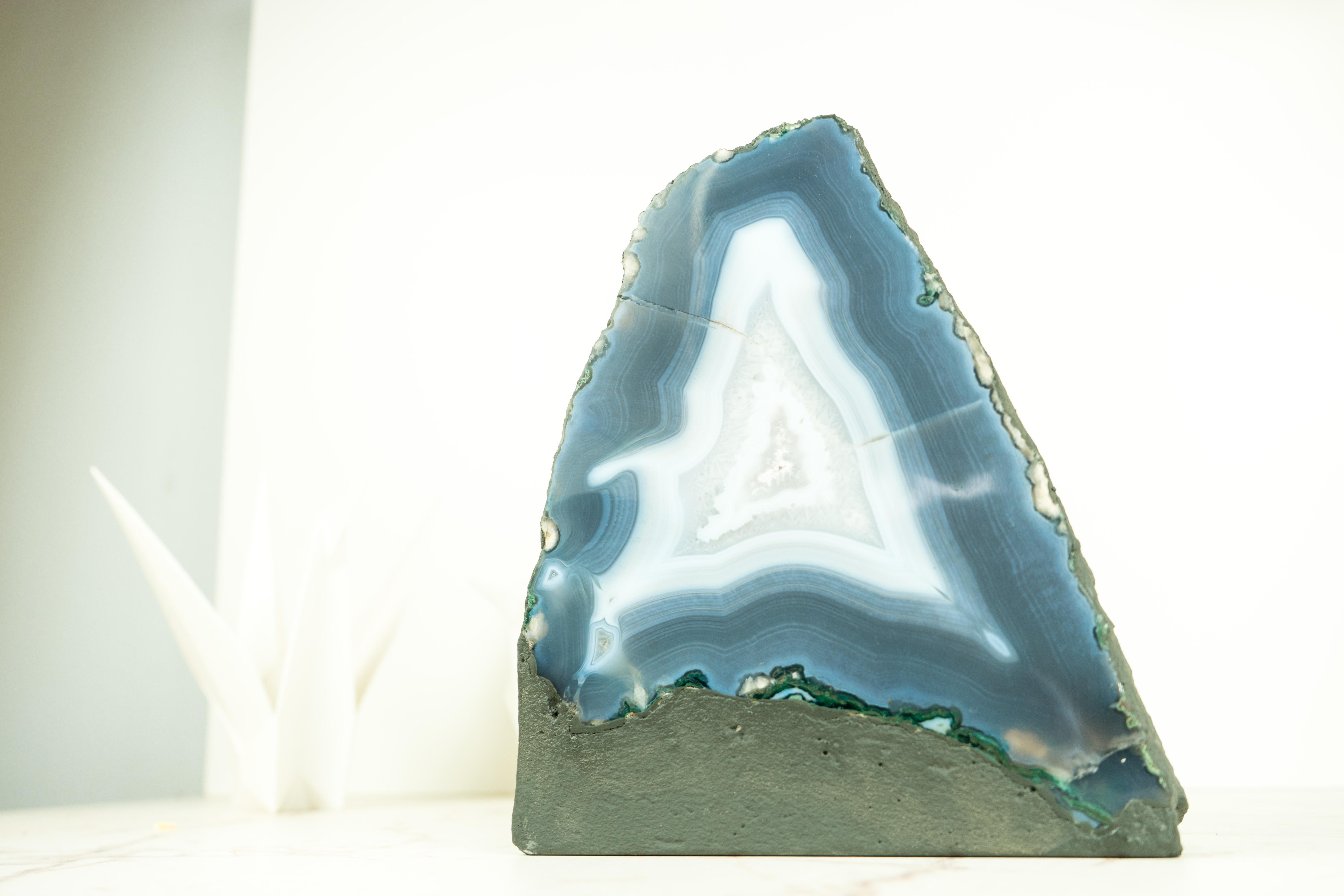 Raro geode di agata blu naturale con inclusioni di calcite, cristallo di grado extra. in vendita 7