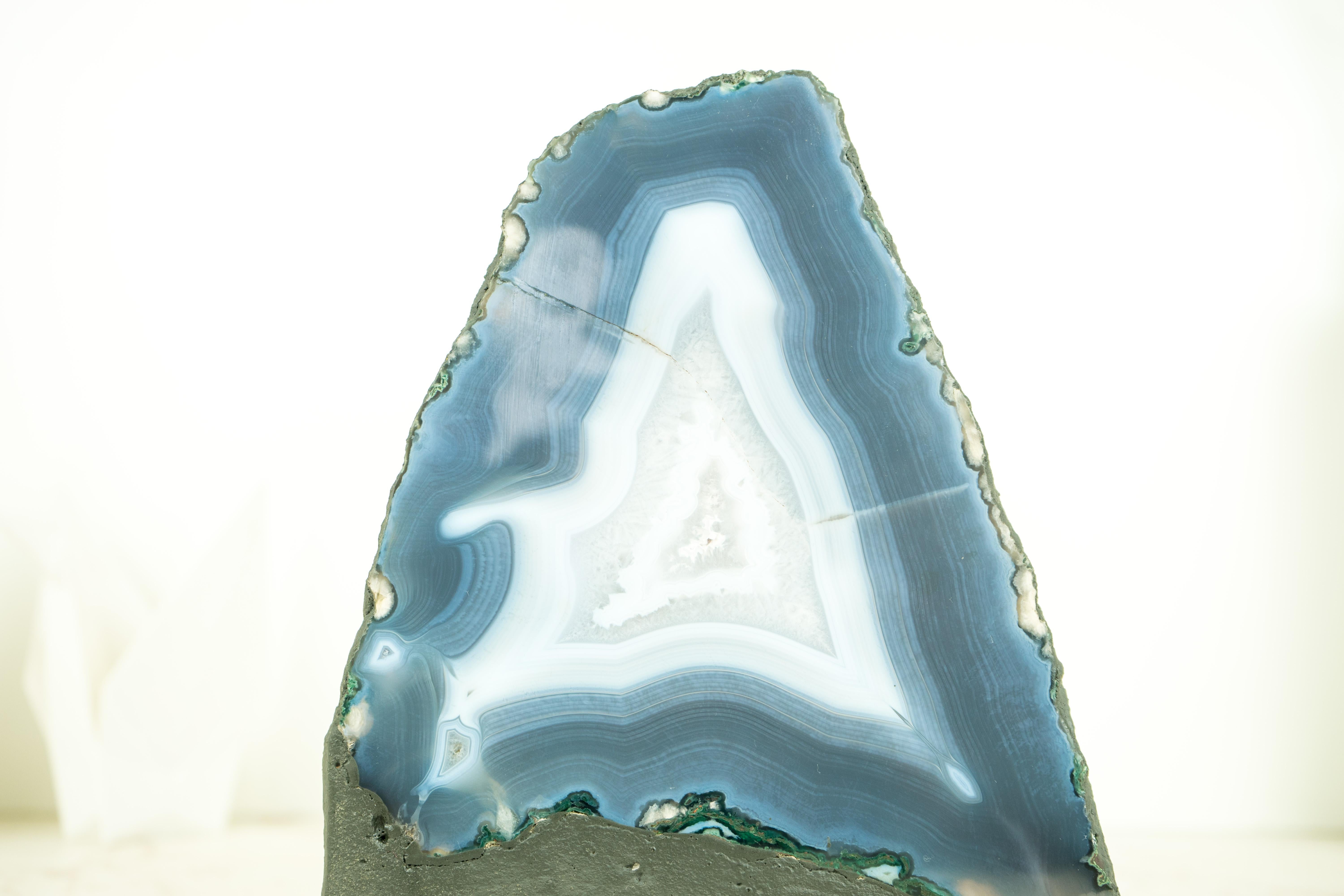 Geode di agata naturale a bande blu con lacci blu e bianchi, autoportante

▫️ Descrizione

Questo geode di agata è considerato di qualità Super Extra per la sua bellezza, la sua formazione e le bande di agata che circondano l'intero geode. Un'agata