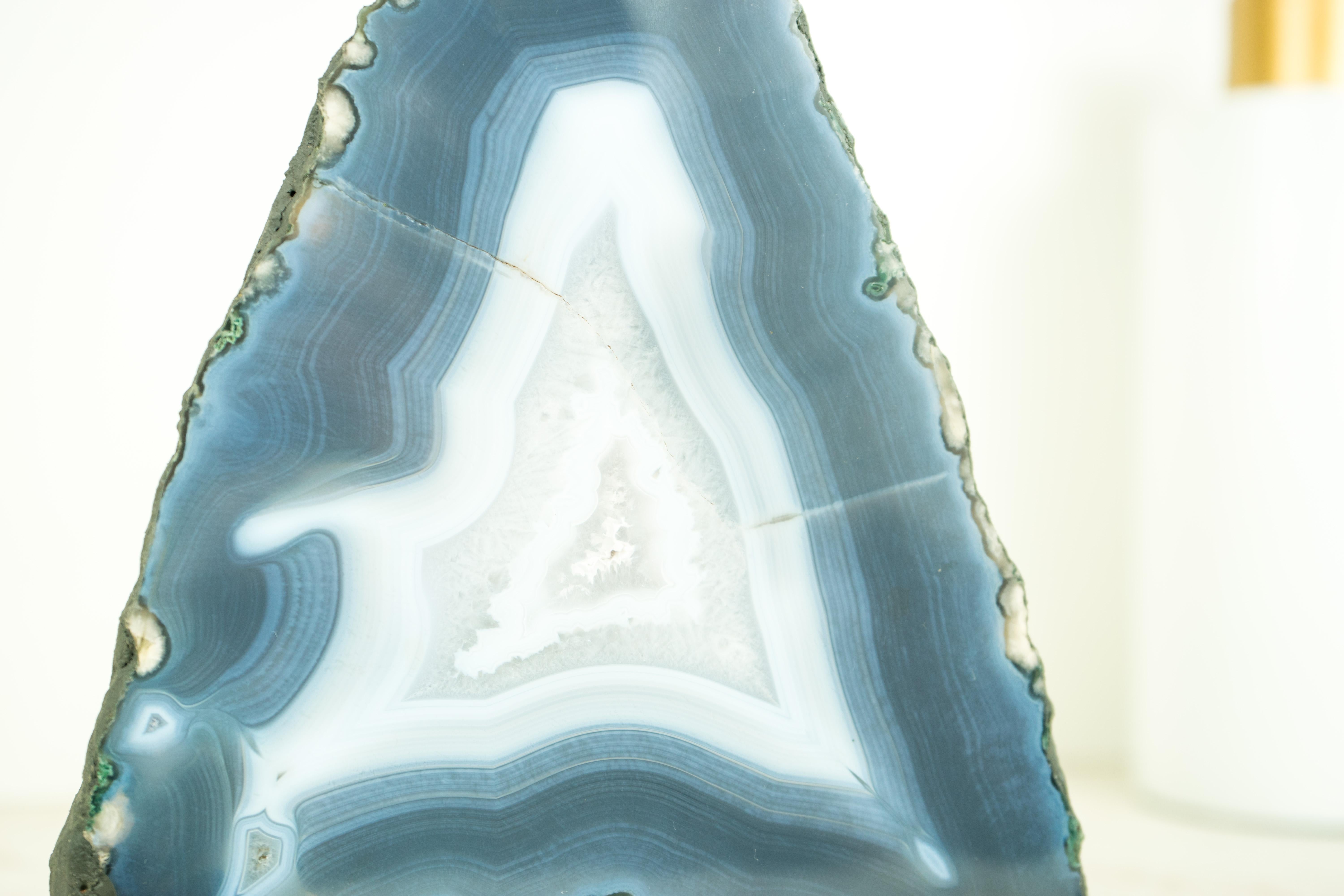 Brasiliano Raro geode di agata blu naturale con inclusioni di calcite, cristallo di grado extra. in vendita