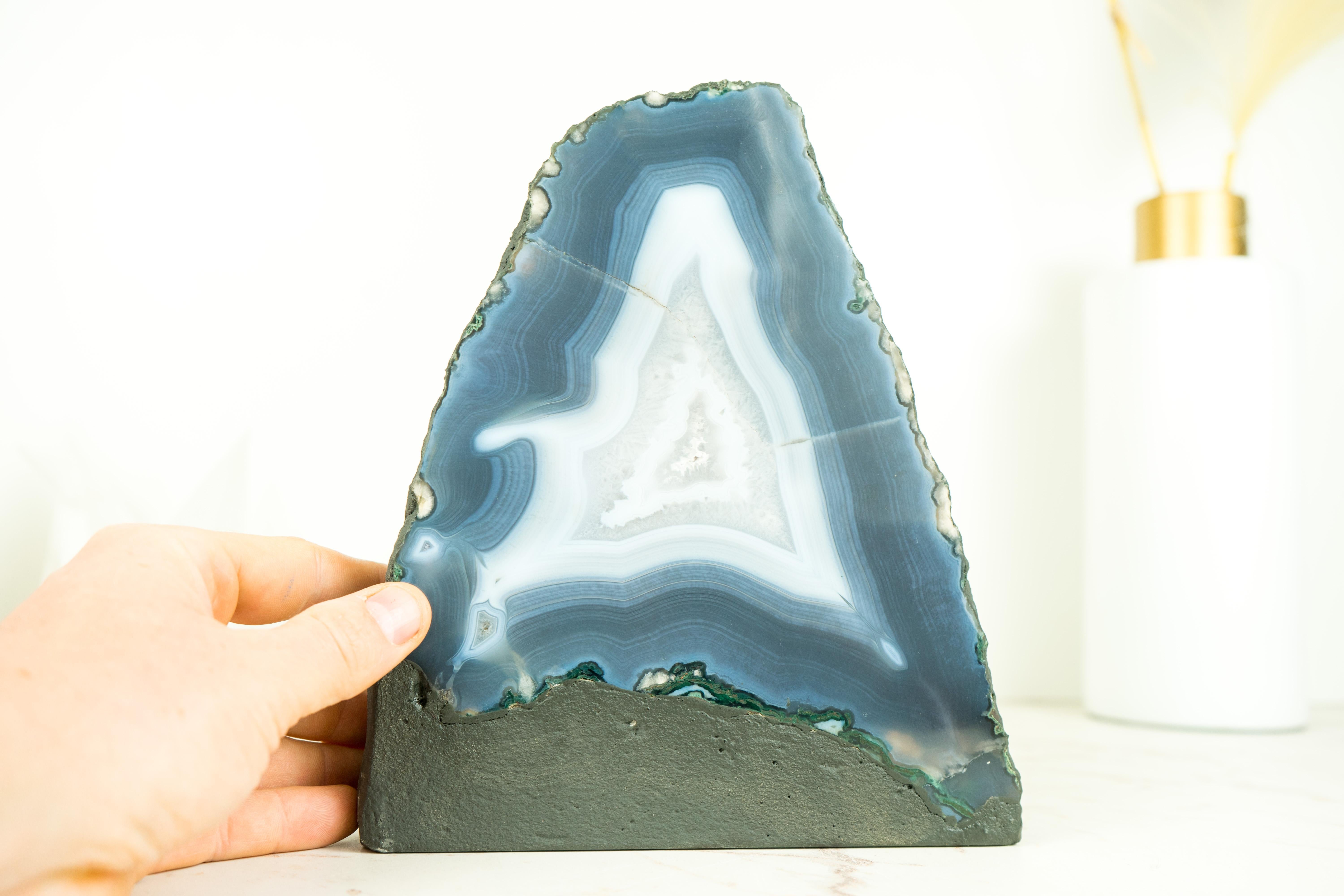 Raro geode di agata blu naturale con inclusioni di calcite, cristallo di grado extra. In condizioni Nuovo in vendita a Ametista Do Sul, BR