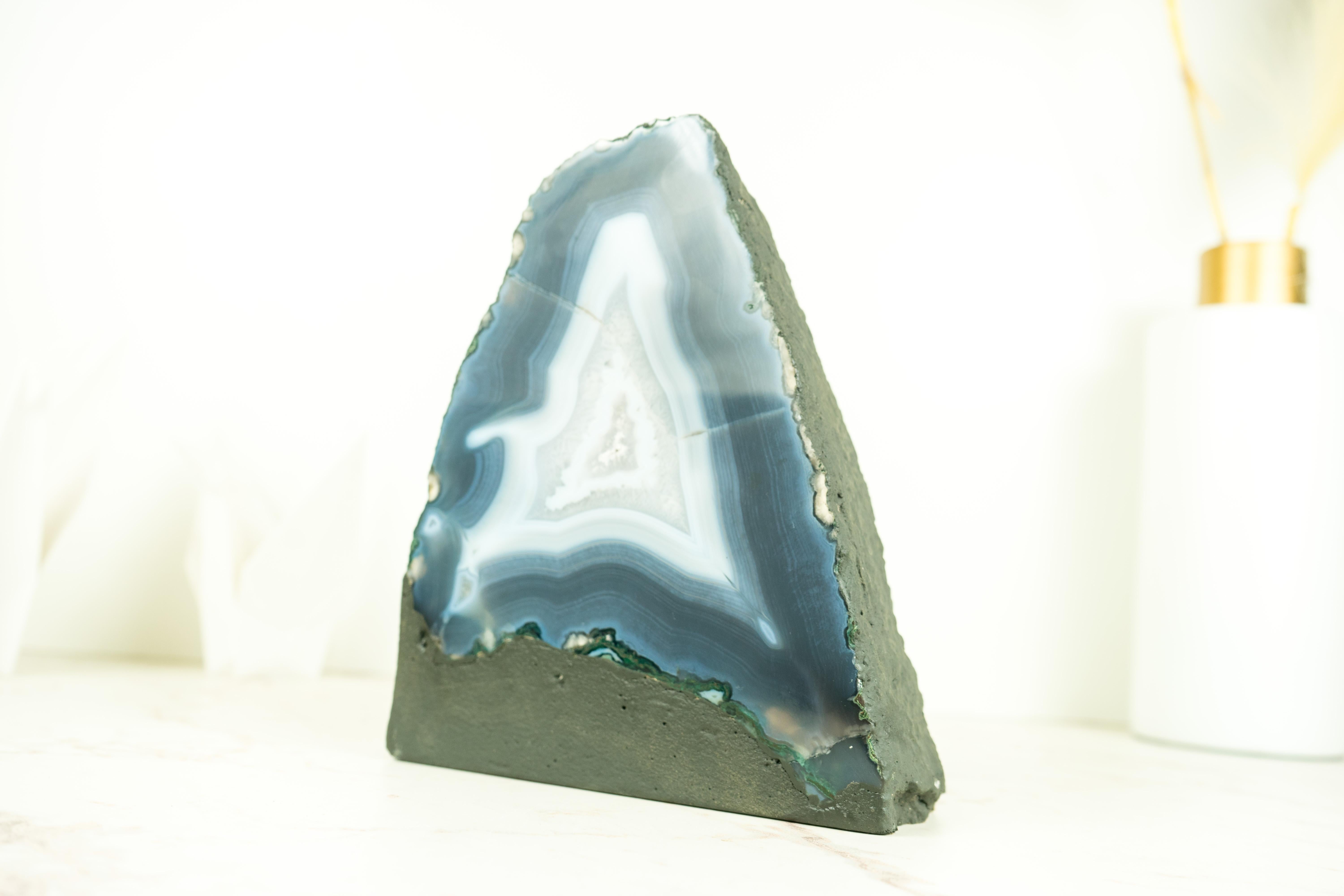 XXI secolo e contemporaneo Raro geode di agata blu naturale con inclusioni di calcite, cristallo di grado extra. in vendita