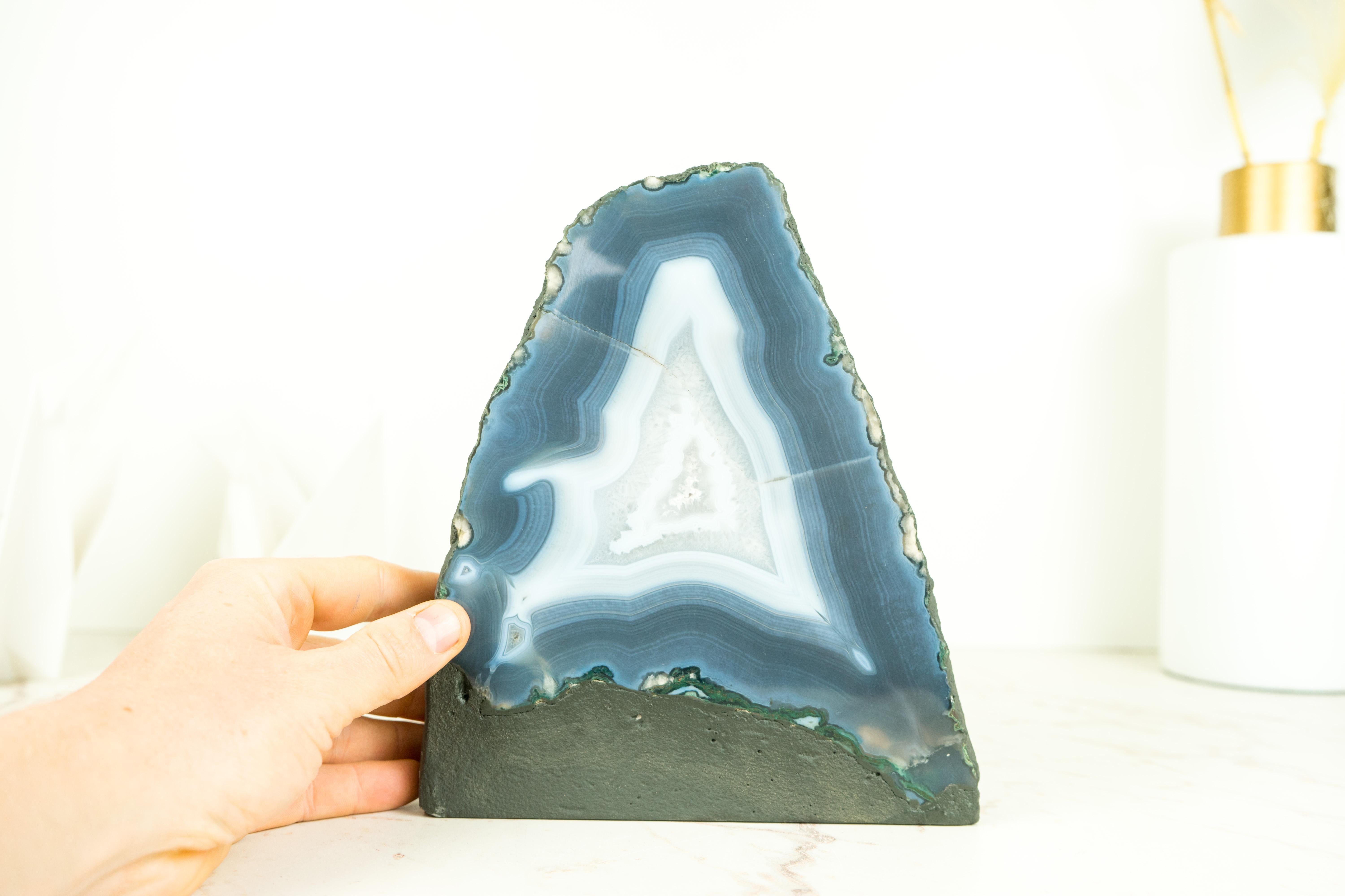 Cristallo Raro geode di agata blu naturale con inclusioni di calcite, cristallo di grado extra. in vendita