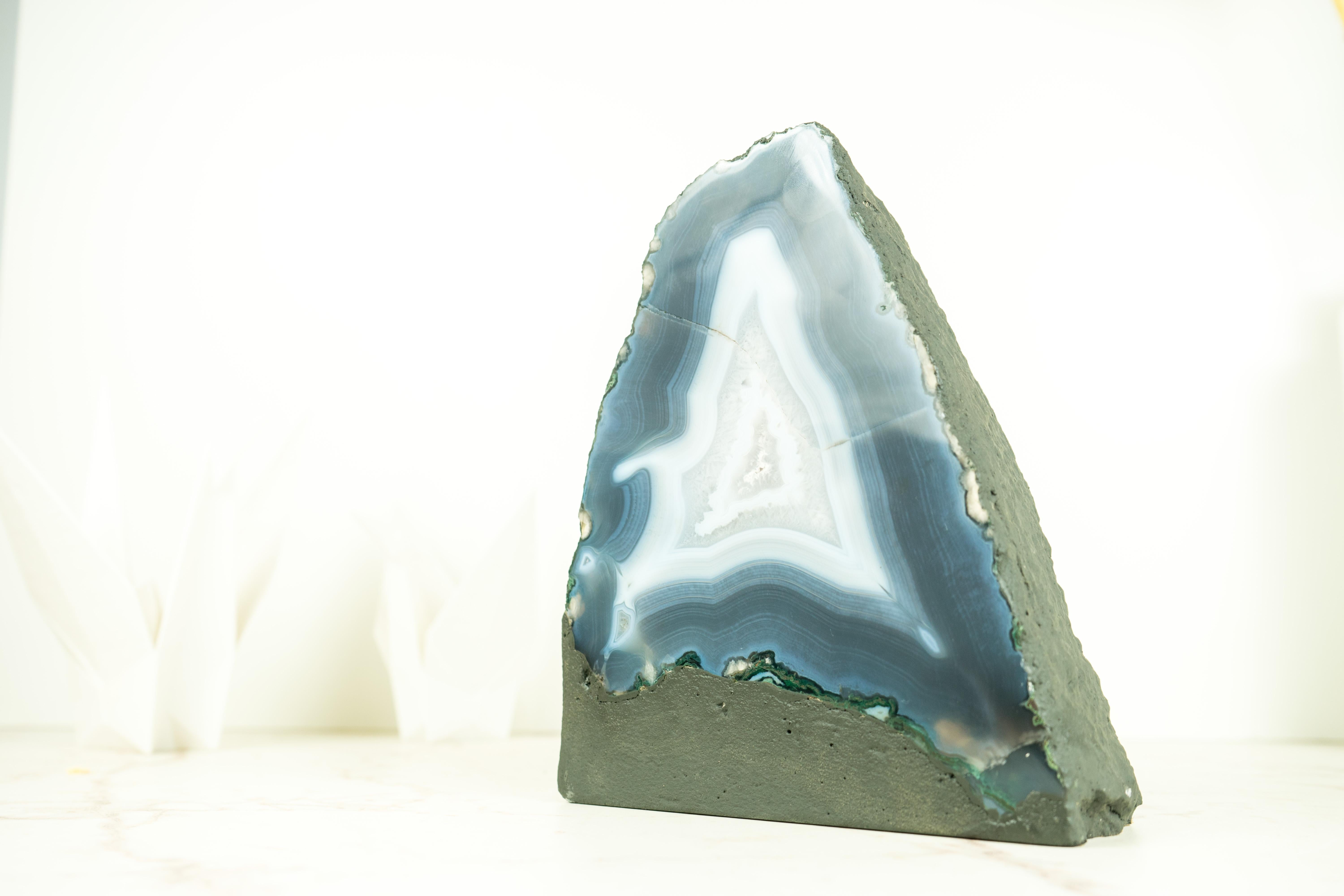 Raro geode di agata blu naturale con inclusioni di calcite, cristallo di grado extra. in vendita 1