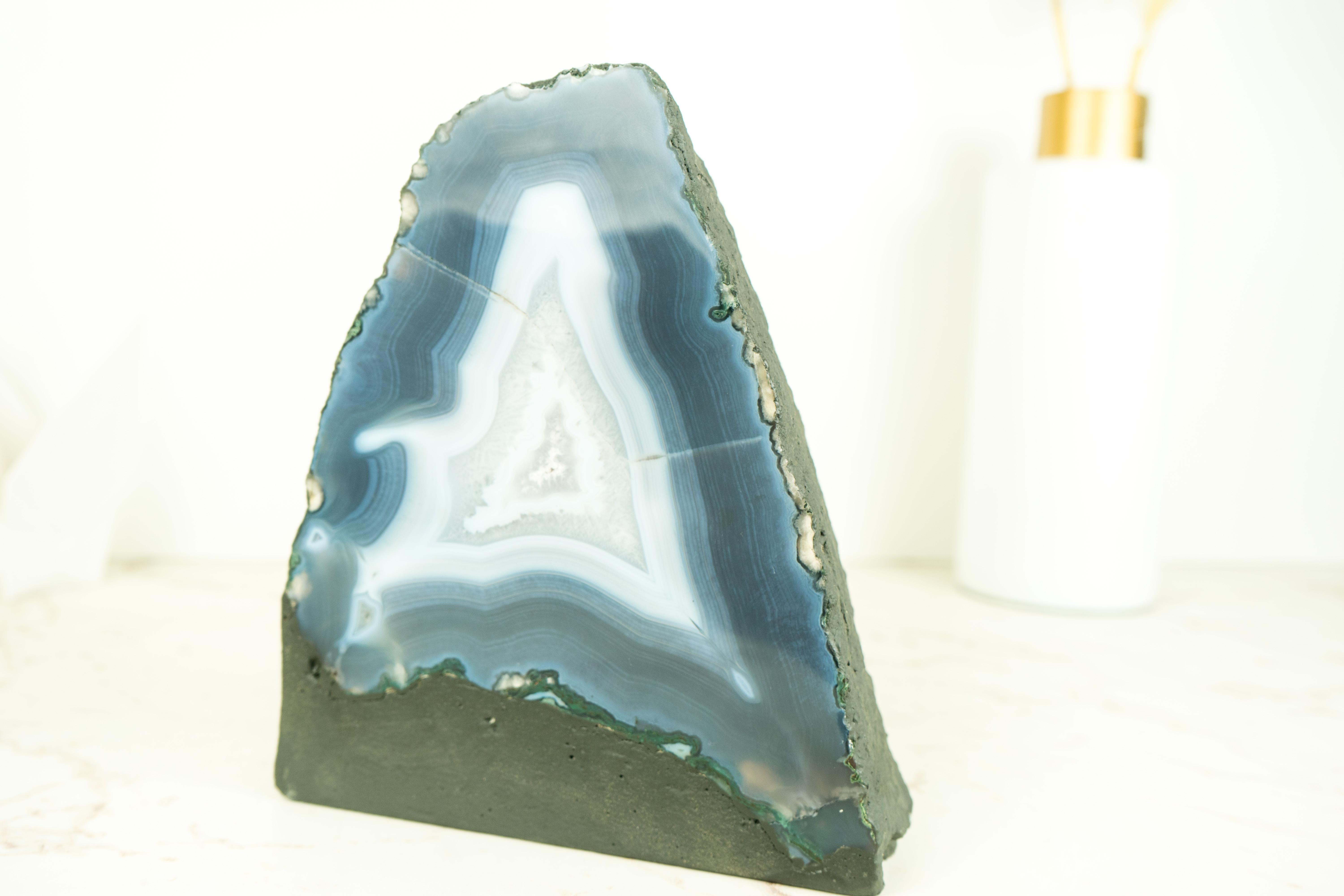 Raro geode di agata blu naturale con inclusioni di calcite, cristallo di grado extra. in vendita 2