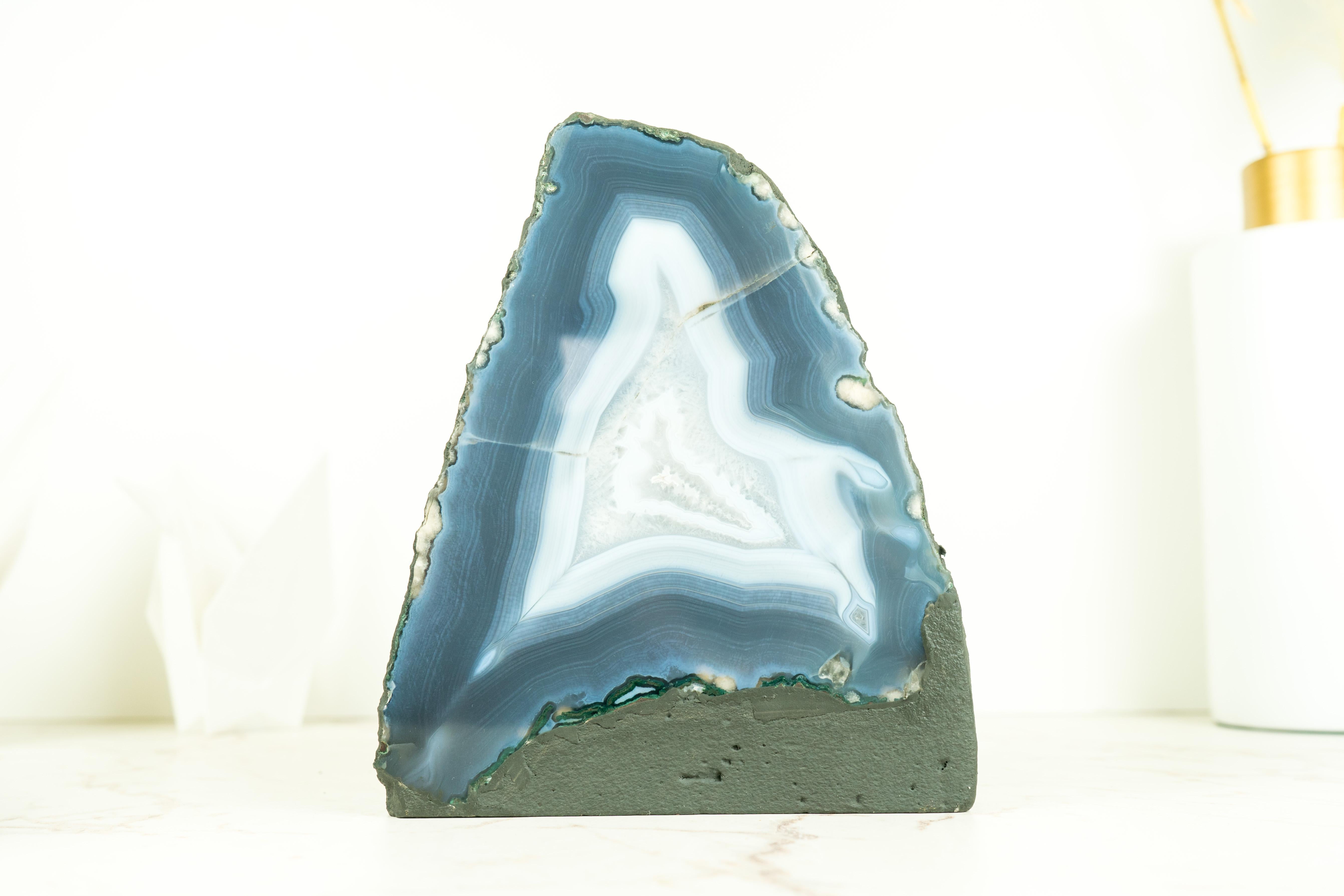 Geoda de Ágata Natural Azul Bandeada con Cordones Azules y Blancos, Autoportante

▫️ Descripción

Preciosa Ágata intacta con Cordones Azules y Blancos, esta geoda de ágata se considera de calidad Super Extra por su belleza, formación y estéticas