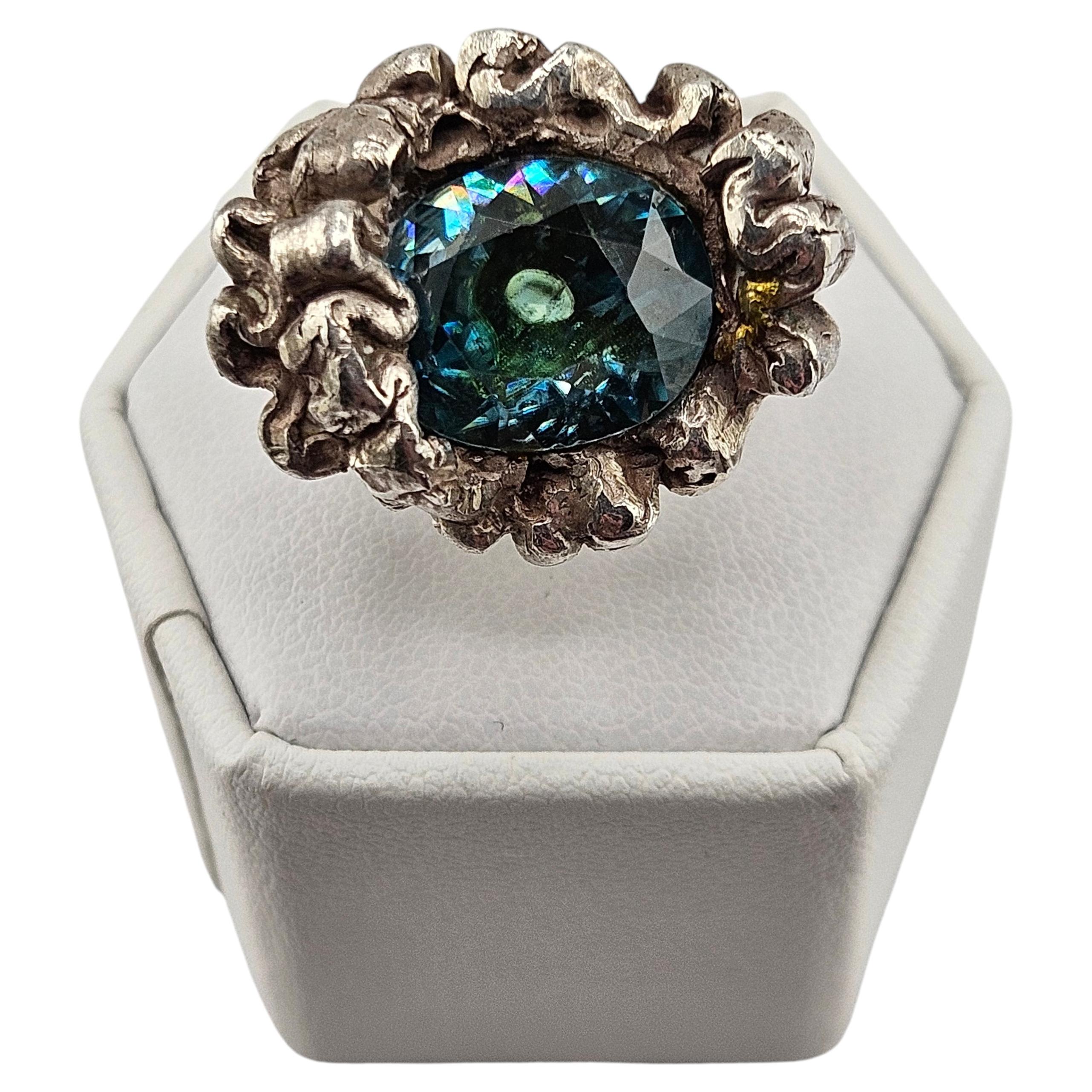 Bague vintage artisanale en argent massif, sertie d'un zircon bleu naturel rare