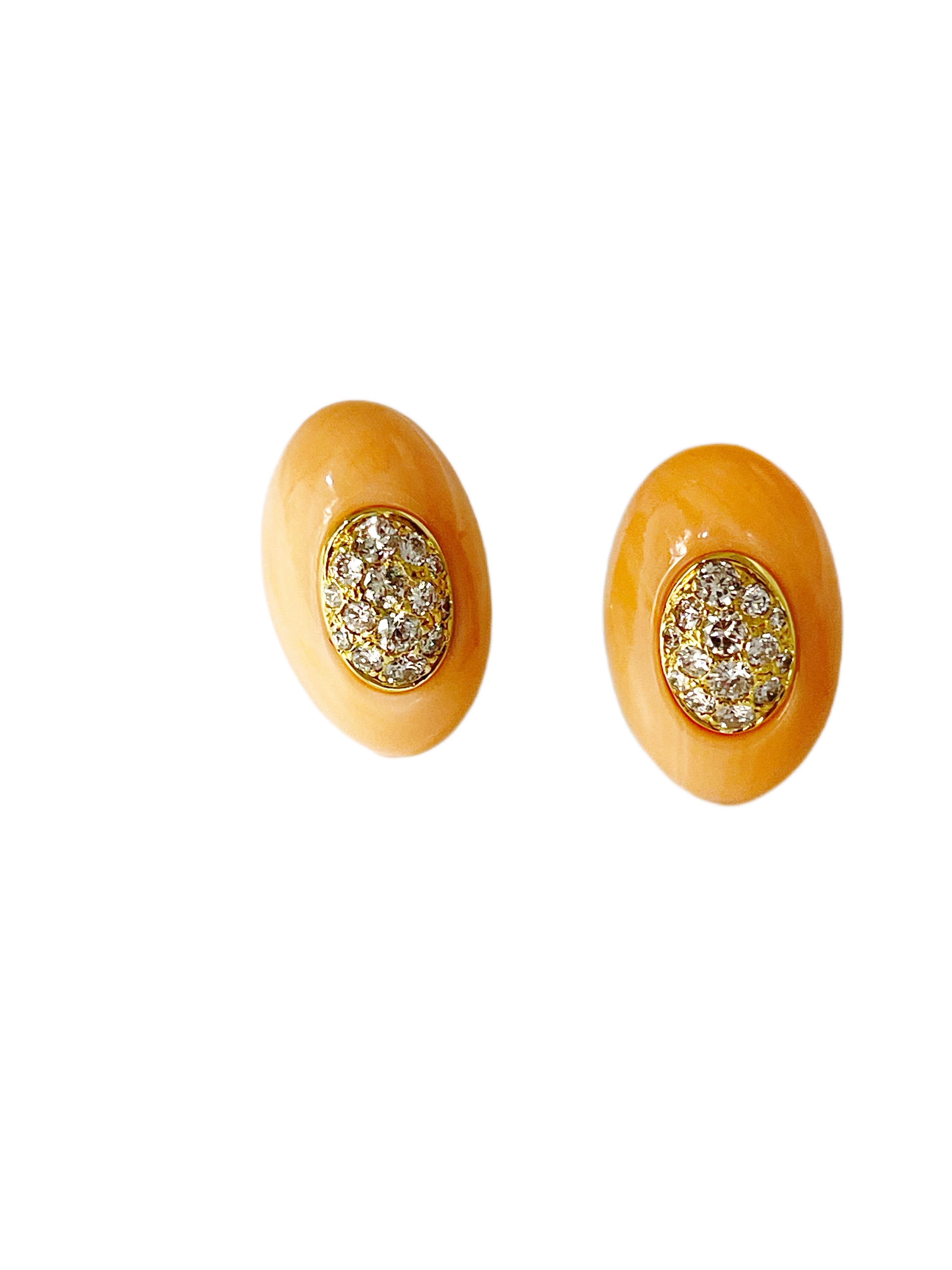 Zartes rosafarbenes Paar Ohrringe aus natürlicher, ungefärbter Koralle und natürlichen Diamanten in 14 Kt Roségold. Die Koralle ist je nach Lichteinfall unterschiedlich gefärbt, wobei das Rosa weniger intensiv und stärker ausgeprägt ist. Bitte