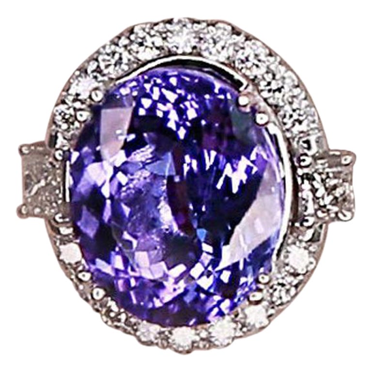 Raro anello di tanzanite naturale profonda in oro bianco 18 carati con diamante per lei in vendita