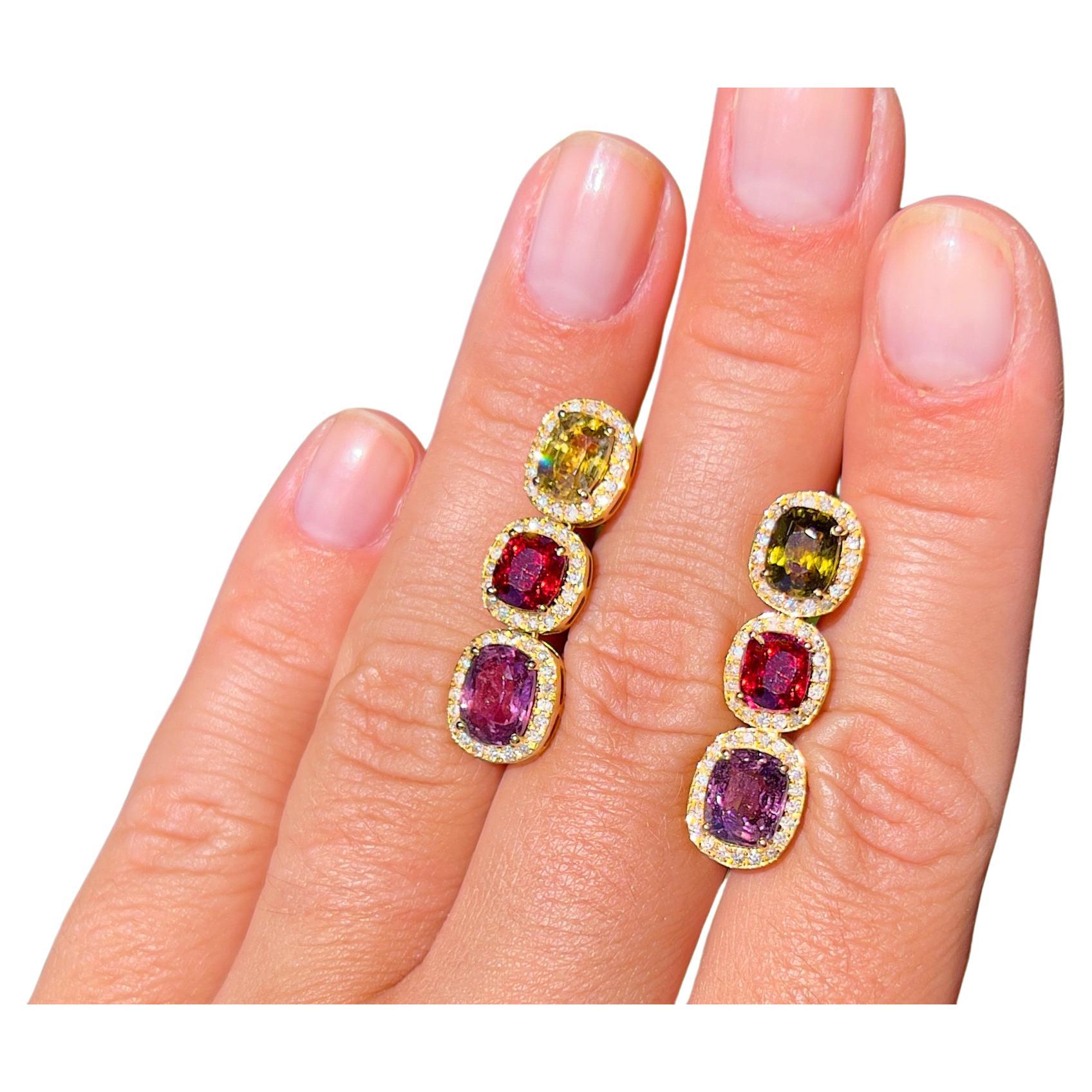 Boucles d'oreilles en or 18 carats avec spinelle naturelle multicolore et halo de diamants de 8,50 carats en vente