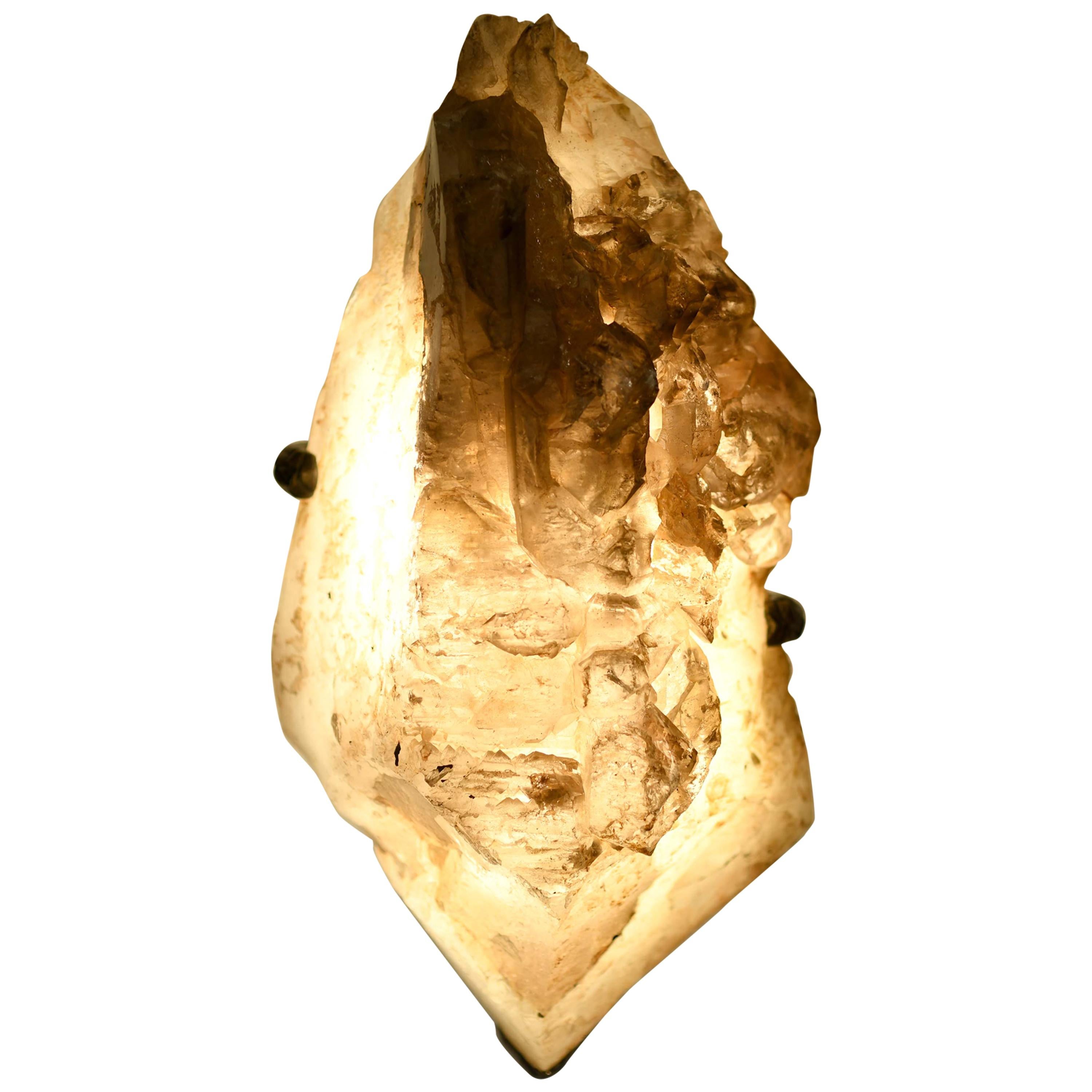 Raro cristal de roca natural con superficie de escena de acantilado montado.
Montura de latón antiguo. Se instala con dos enchufes, 60 vatios máximo cada enchufe, total 120 vatios máximo.