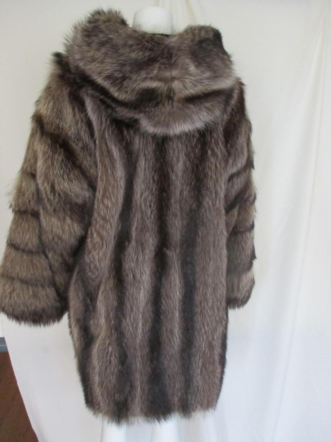 Noir Rare Manteau de fourrure à capuche de raton laveur naturel argenté  en vente
