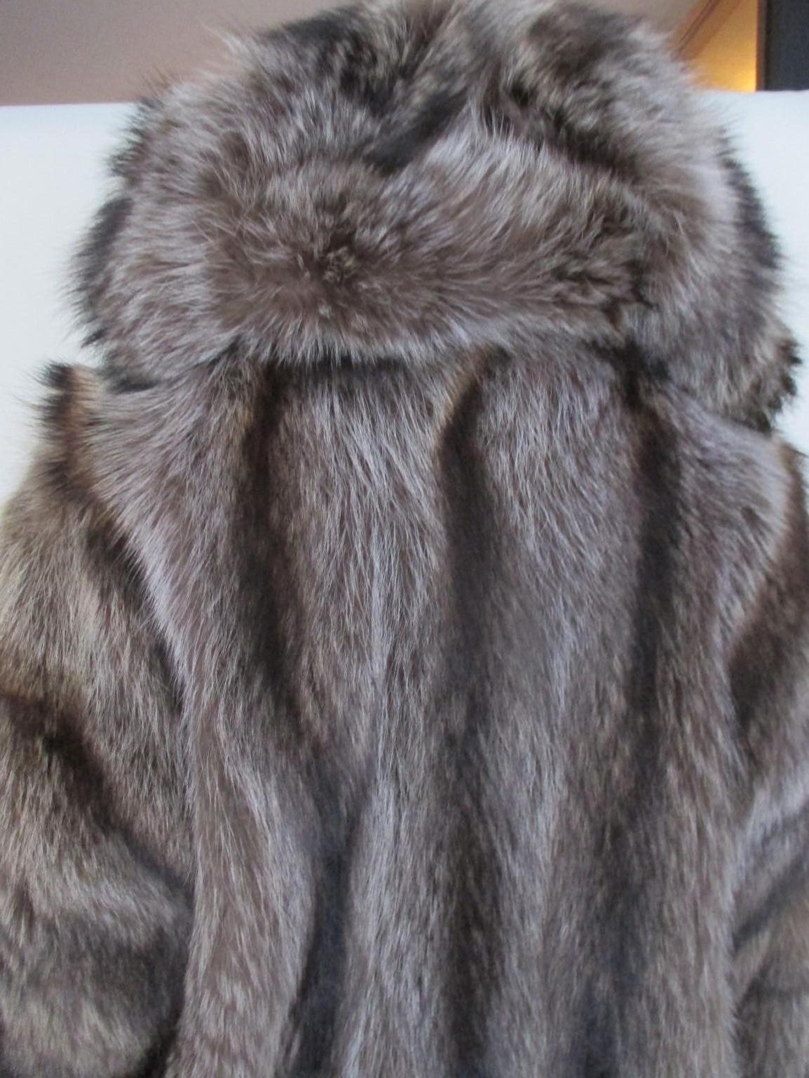Rare Manteau de fourrure à capuche de raton laveur naturel argenté  Bon état - En vente à Amsterdam, NL