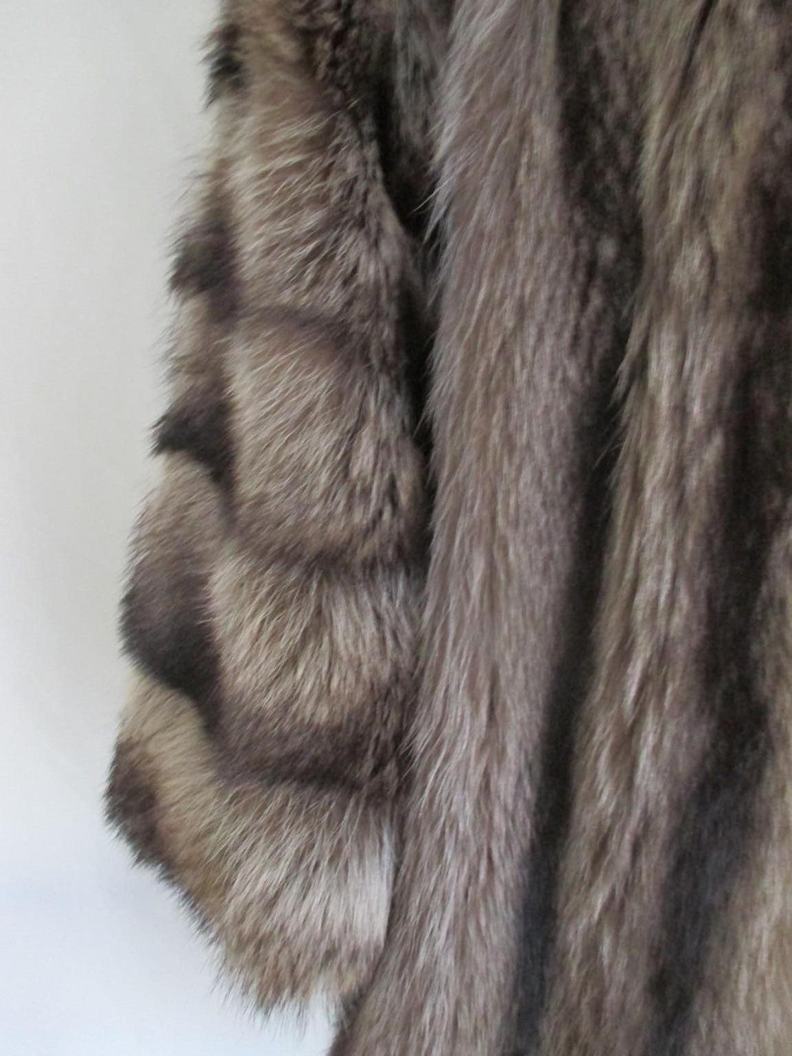 Rare Manteau de fourrure à capuche de raton laveur naturel argenté  Unisexe en vente