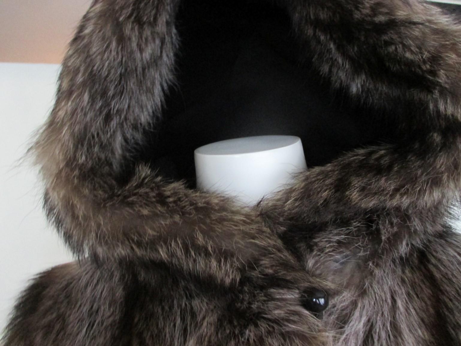 Rare Manteau de fourrure à capuche de raton laveur naturel argenté  en vente 1