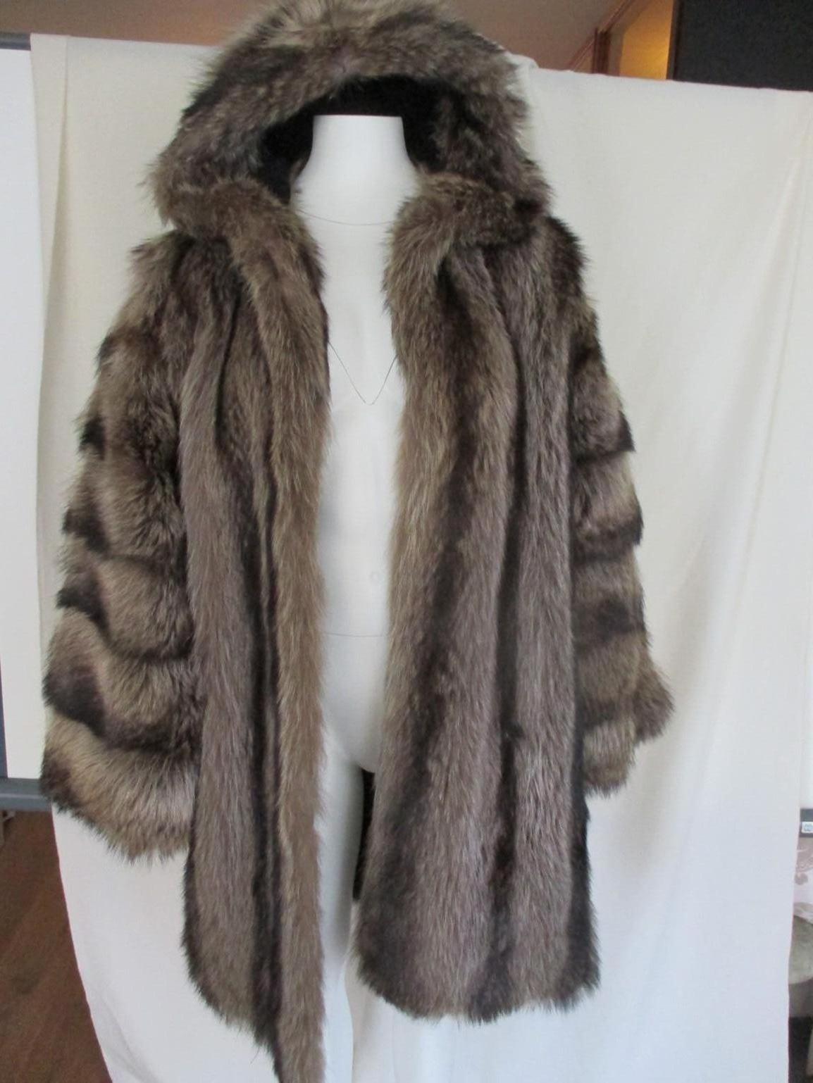 Rare Manteau de fourrure à capuche de raton laveur naturel argenté  en vente 2