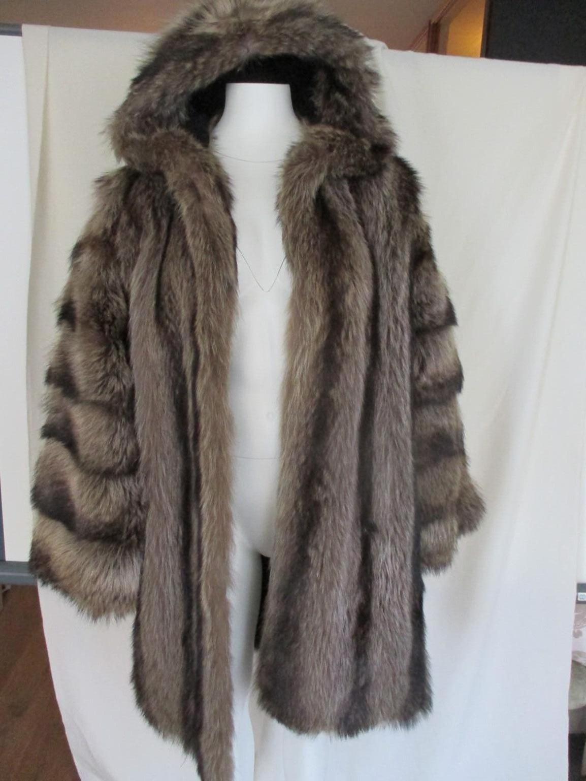 Rare Natural Silver Raccoon Hooded Pelzmantel im Angebot 2