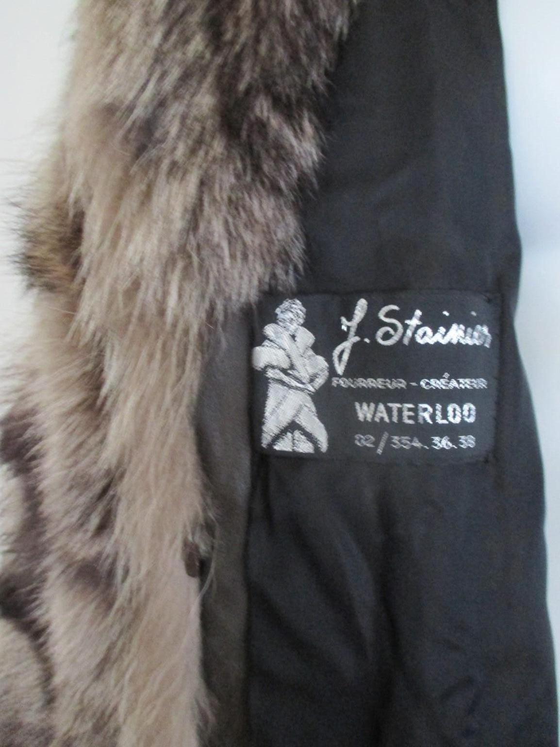 Rare Manteau de fourrure à capuche de raton laveur naturel argenté  en vente 4