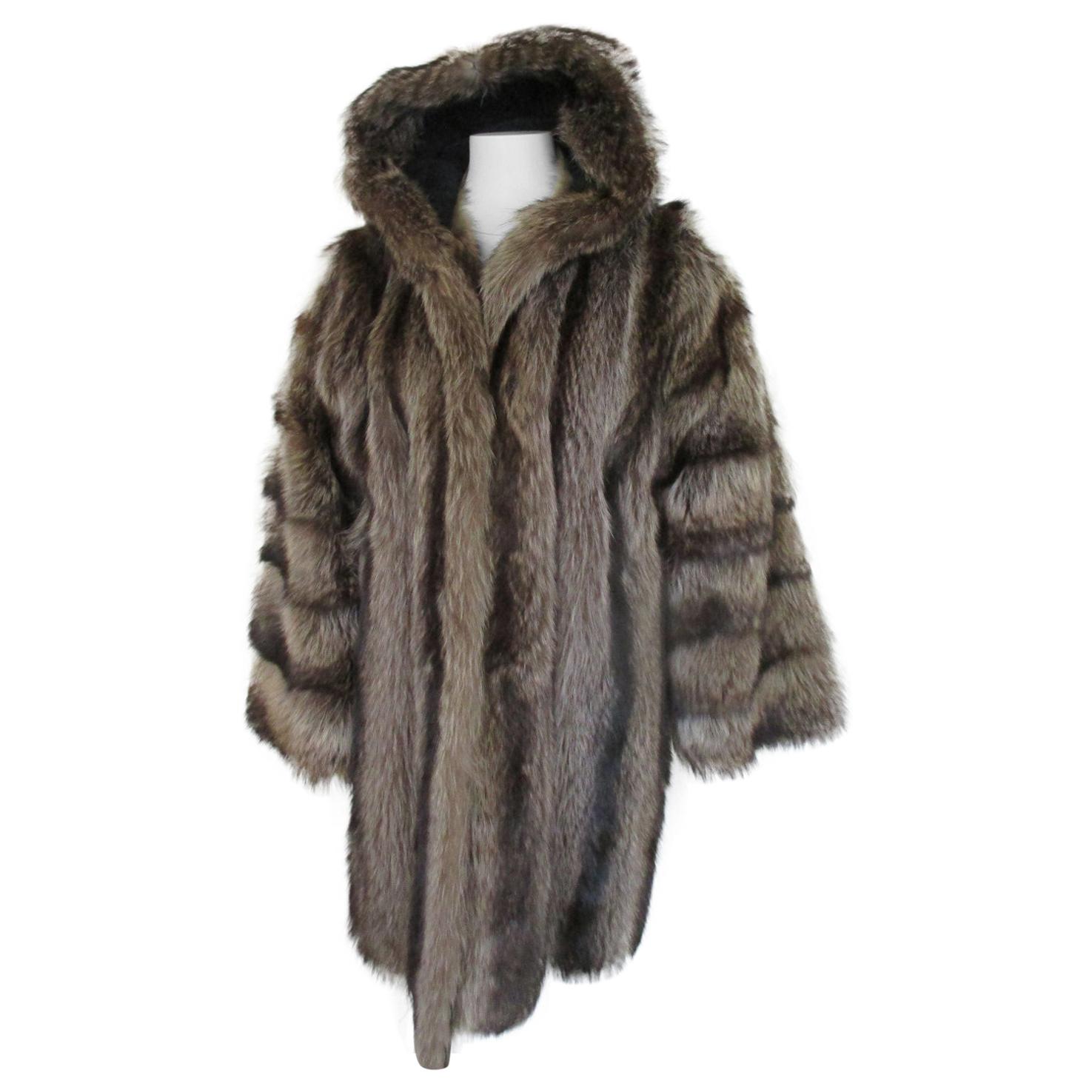 Rare Manteau de fourrure à capuche de raton laveur naturel argenté  en vente