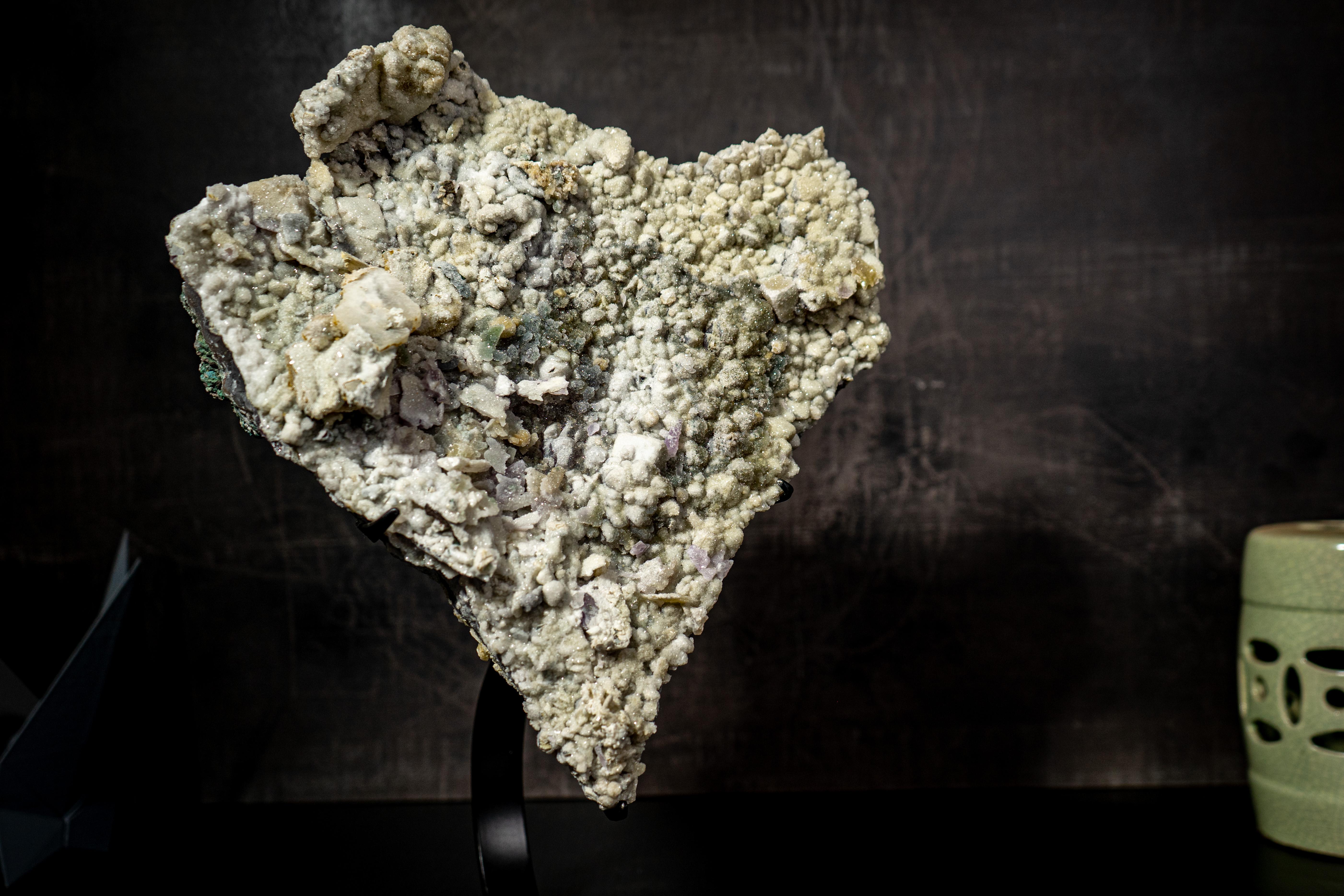 Un raro conglomerato di minerali di ametista: Ametista verde e bianca, Zeolite, Calcite, Inclusioni di Ematite

▫️ Descrizione

Questo piatto di ametista verde naturale è un capolavoro creato dalla natura, che mostra una rara combinazione di
