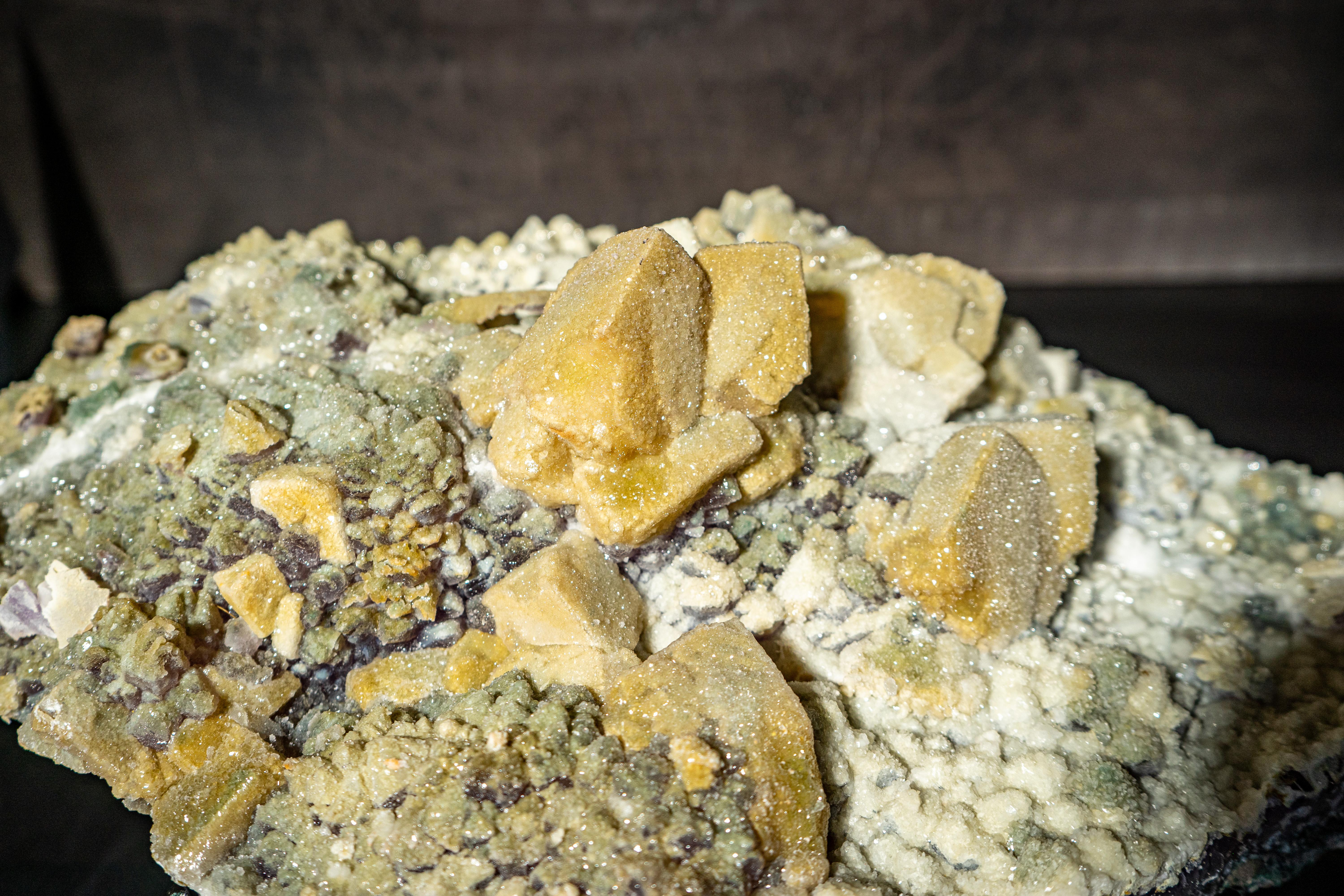 Un raro conglomerato di minerali di ametista: Ametista verde, dorata e bianca, con Zeolite e inclusioni di Calcite cubica

▫️ Descrizione

Questo piatto di ametista naturale è un capolavoro della natura, che mostra una rara combinazione di minerali,