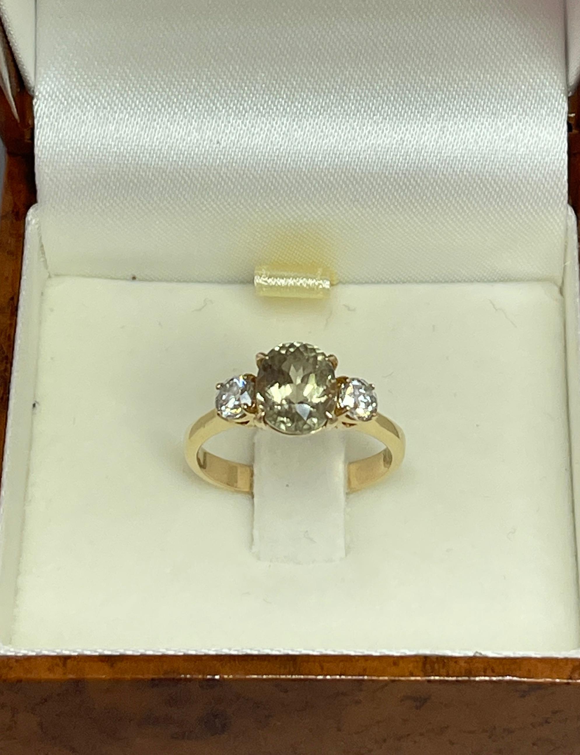 Wir freuen uns, Ihnen diesen seltenen und sammelwürdigen Edelsteinring anbieten zu können.

Dieser atemberaubende Ring ist mit einem erdabgebauten, unbehandelten Diaspore-Edelstein aus der Türkei besetzt.  
Diaspore ist selten, da sie ihre Farbe