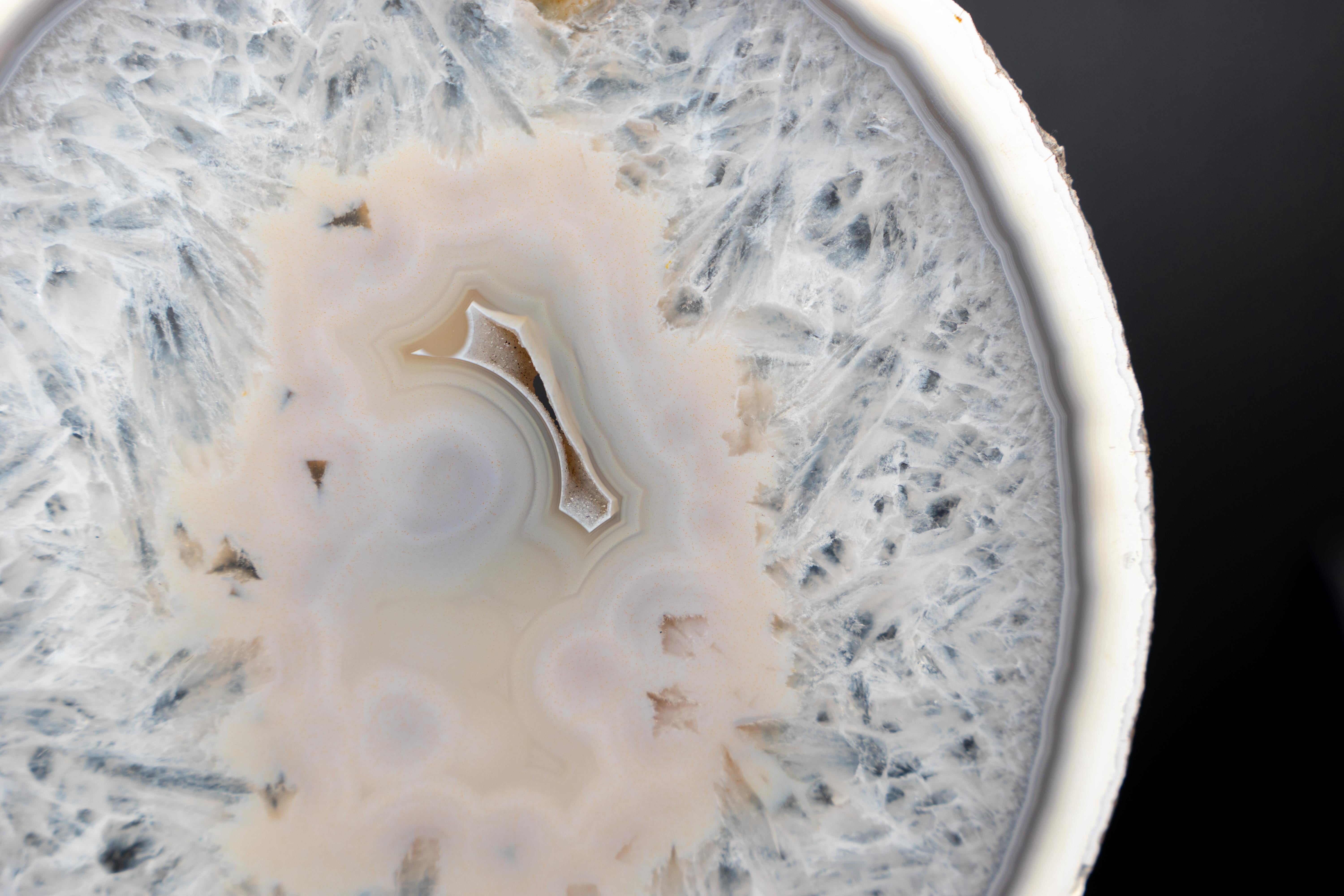 Rara fetta di Agata bianca naturale con interno di cristallo in vendita 2