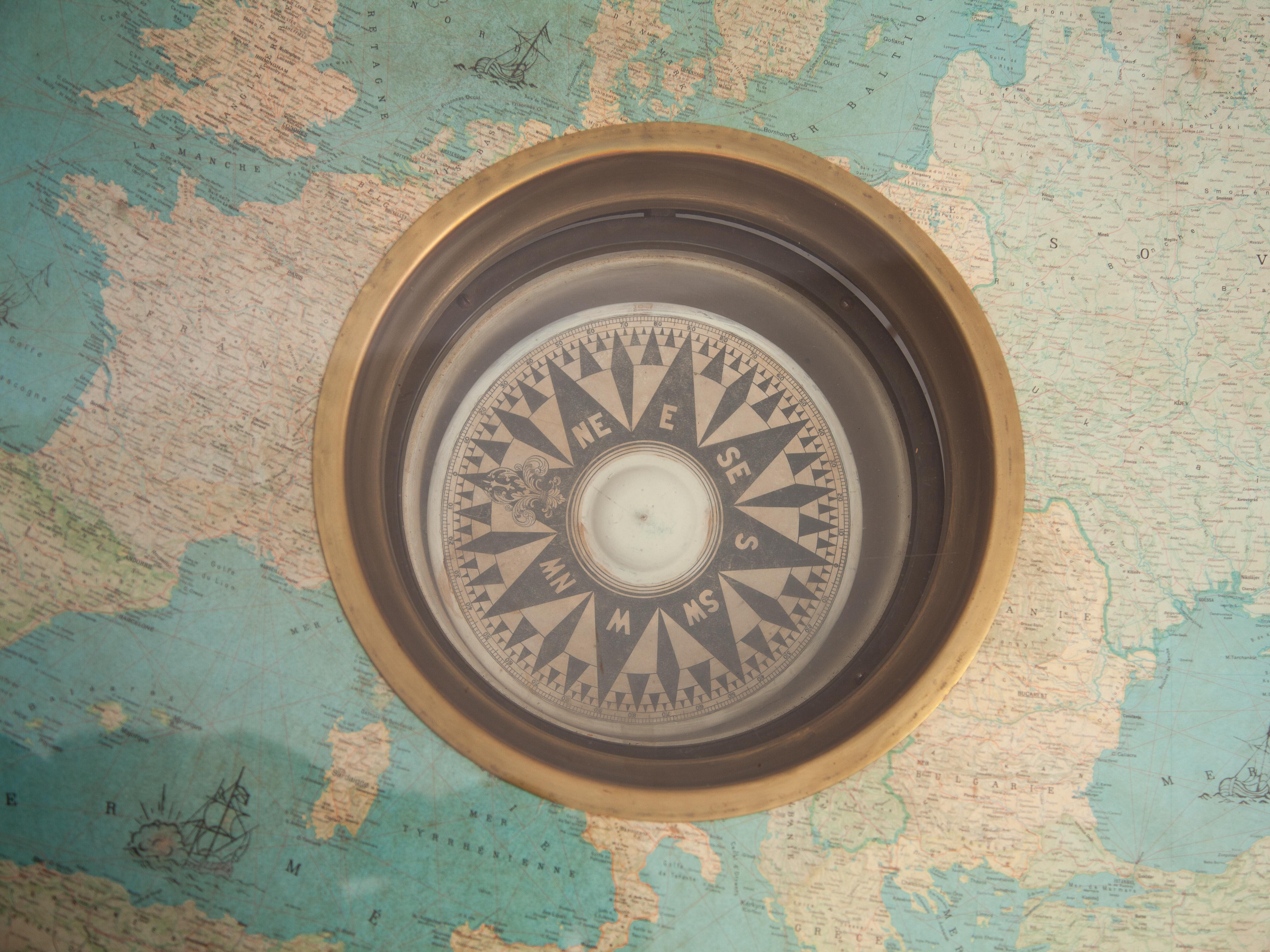 Rare Nautical Compass and Cosmographic Cart Round Coffee Table, France, 1950 In Good Condition In Antwerp, BE