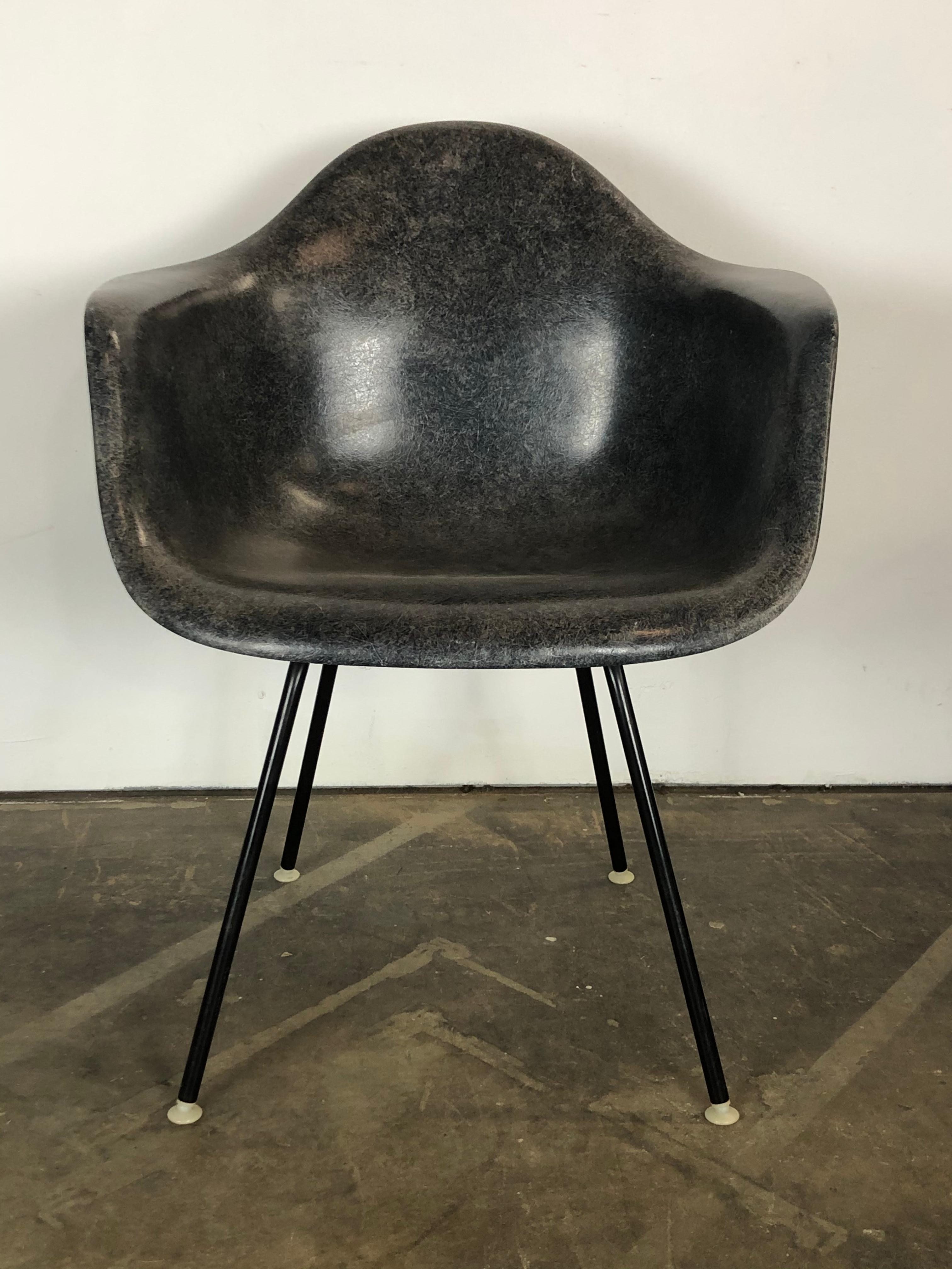 Mid-Century Modern Rare fauteuil DAX en fibre de verre bleu marine Herman Miller Eames