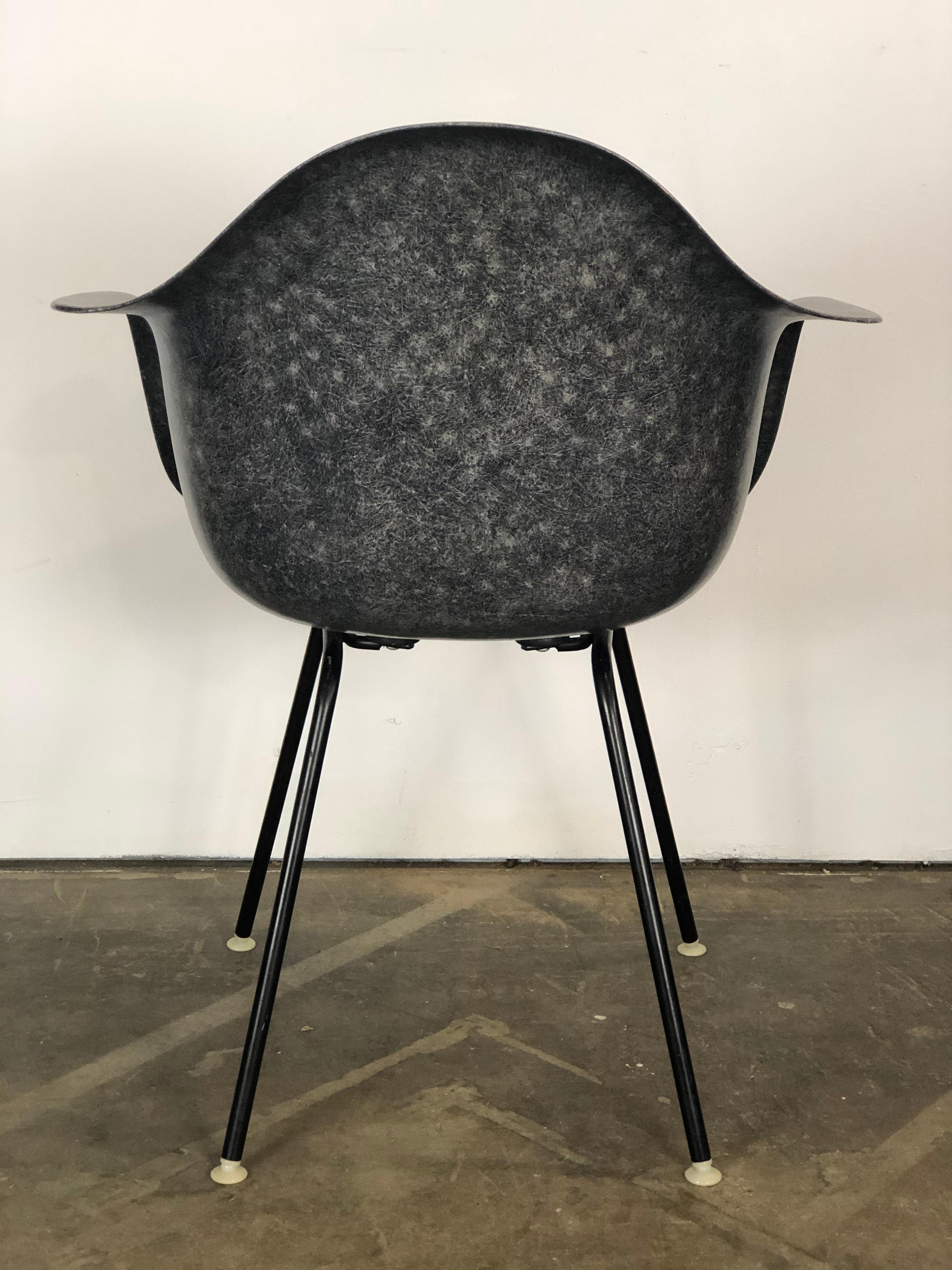 20ième siècle Rare fauteuil DAX en fibre de verre bleu marine Herman Miller Eames