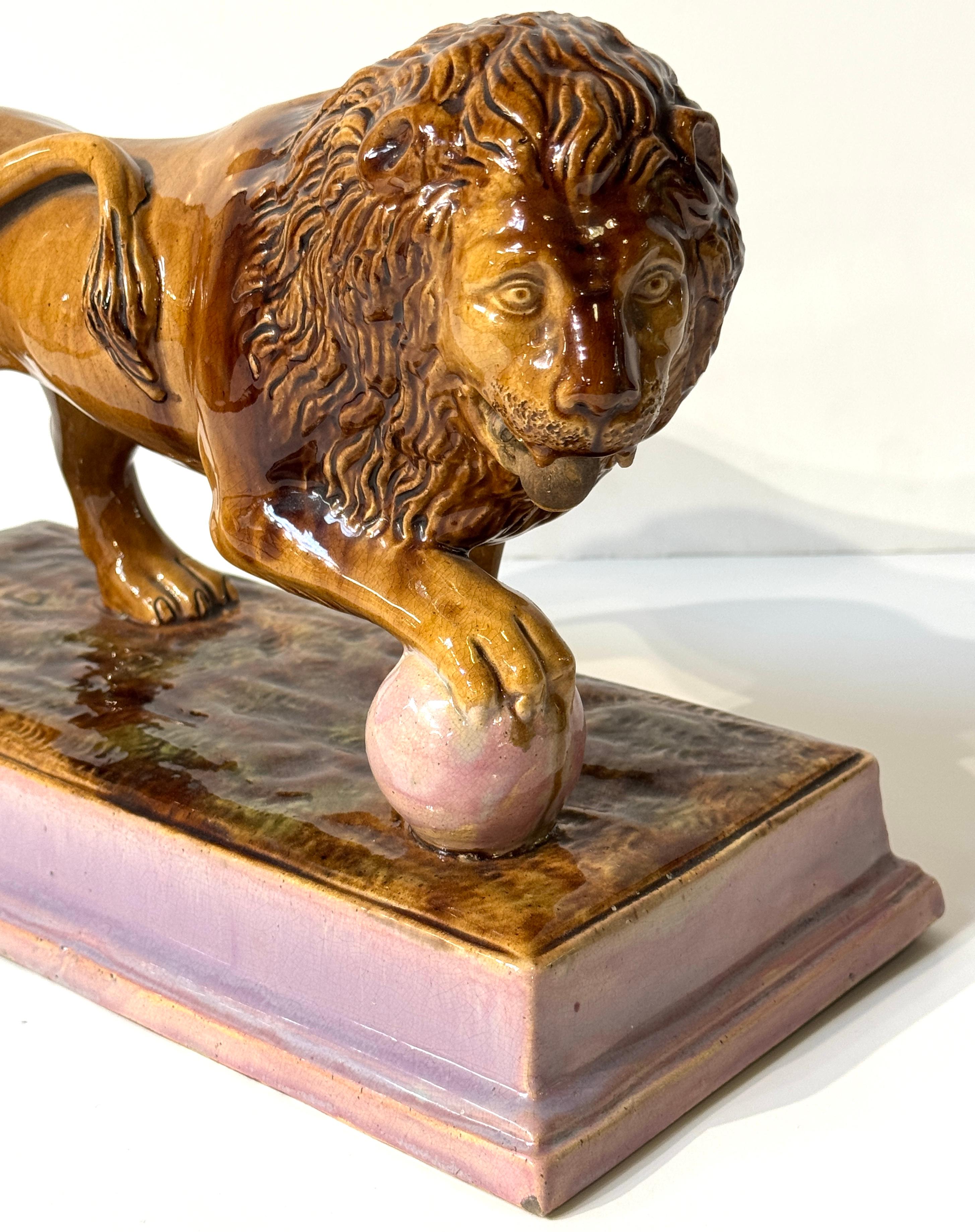 Rare paire de lions Médicis Staffordshire à base rose et bleue en vente 2
