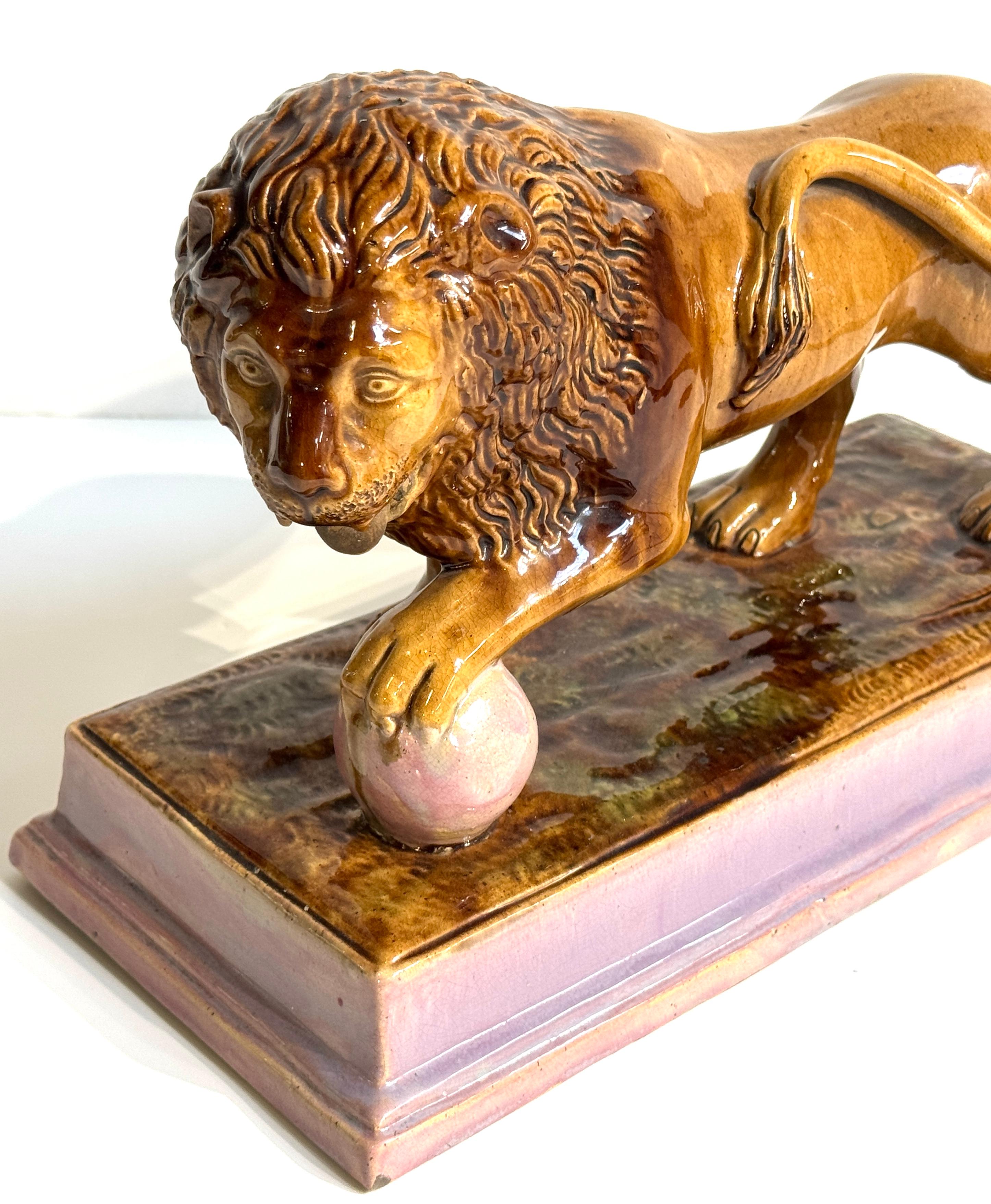 Rare paire de lions Médicis Staffordshire à base rose et bleue en vente 3