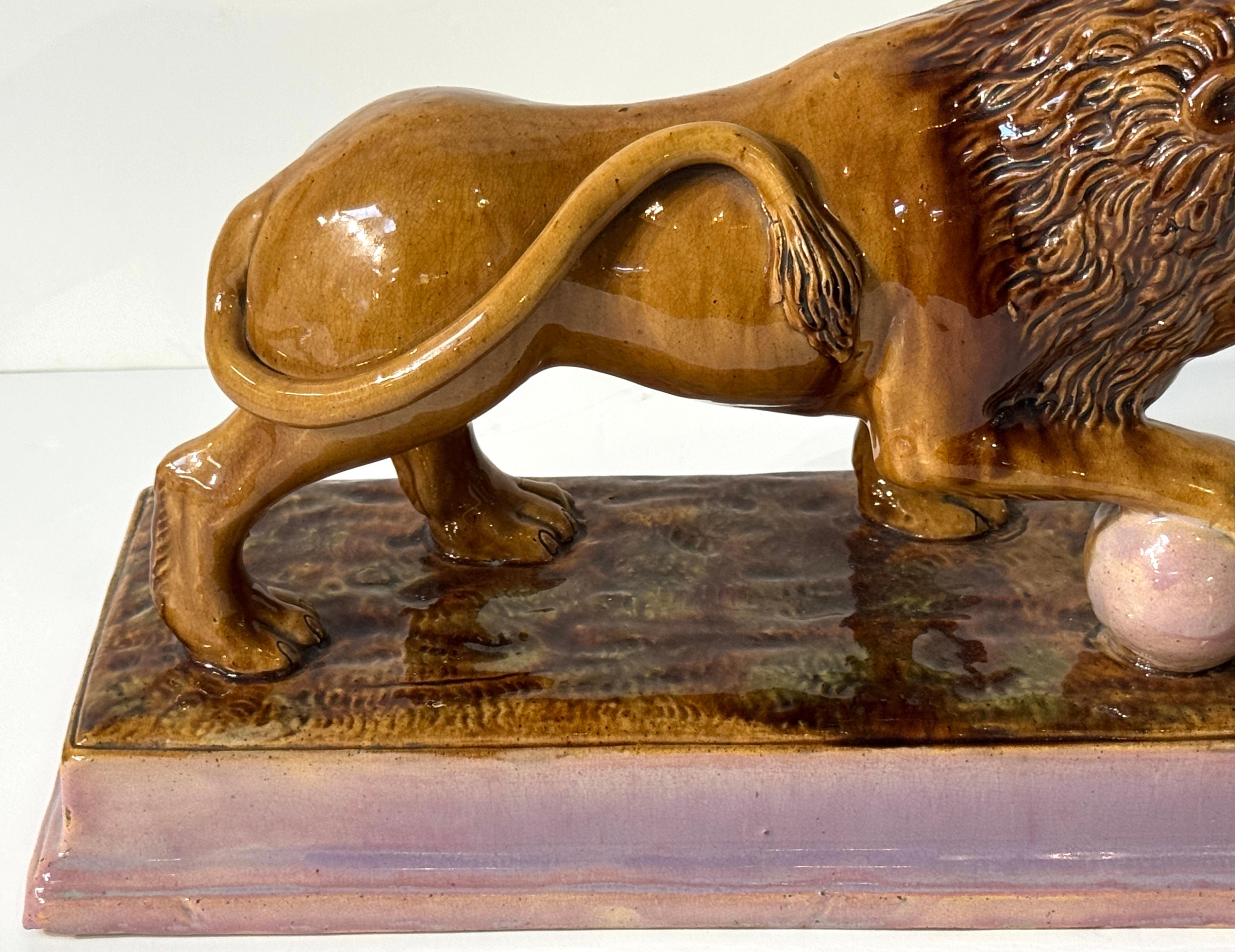 Rare paire de lions Médicis Staffordshire à base rose et bleue en vente 4
