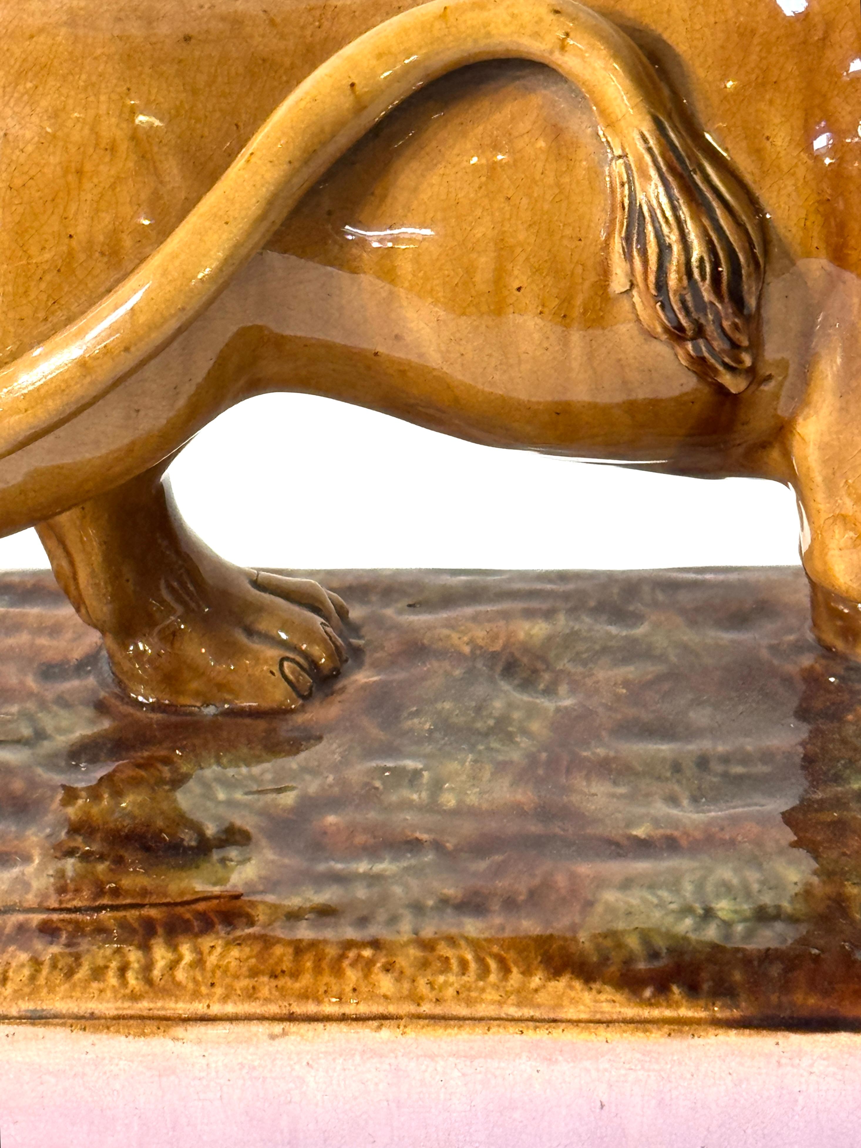 Rare paire de lions Médicis Staffordshire à base rose et bleue en vente 5