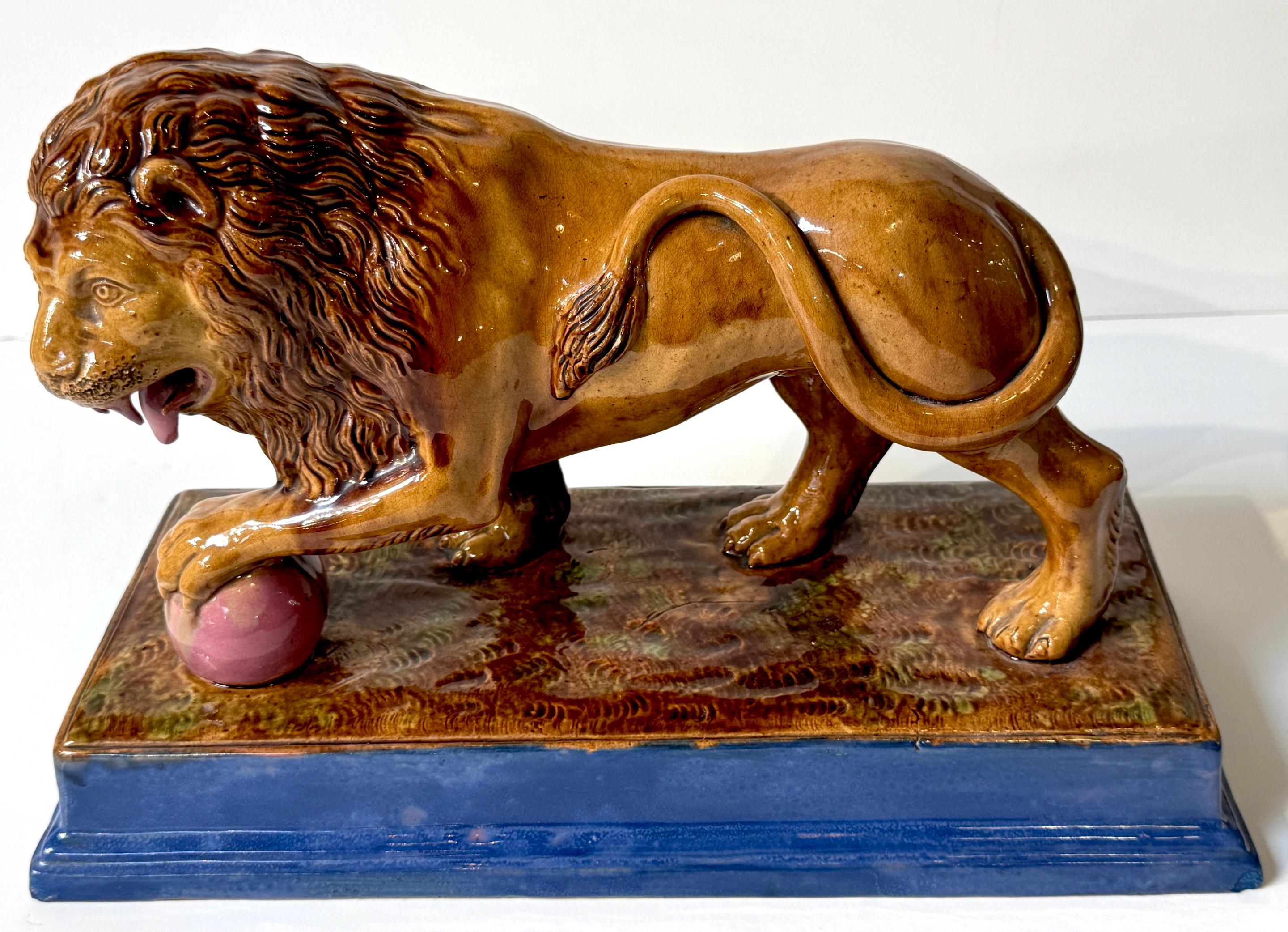 Rare paire de lions Médicis Staffordshire à base rose et bleue en vente 7