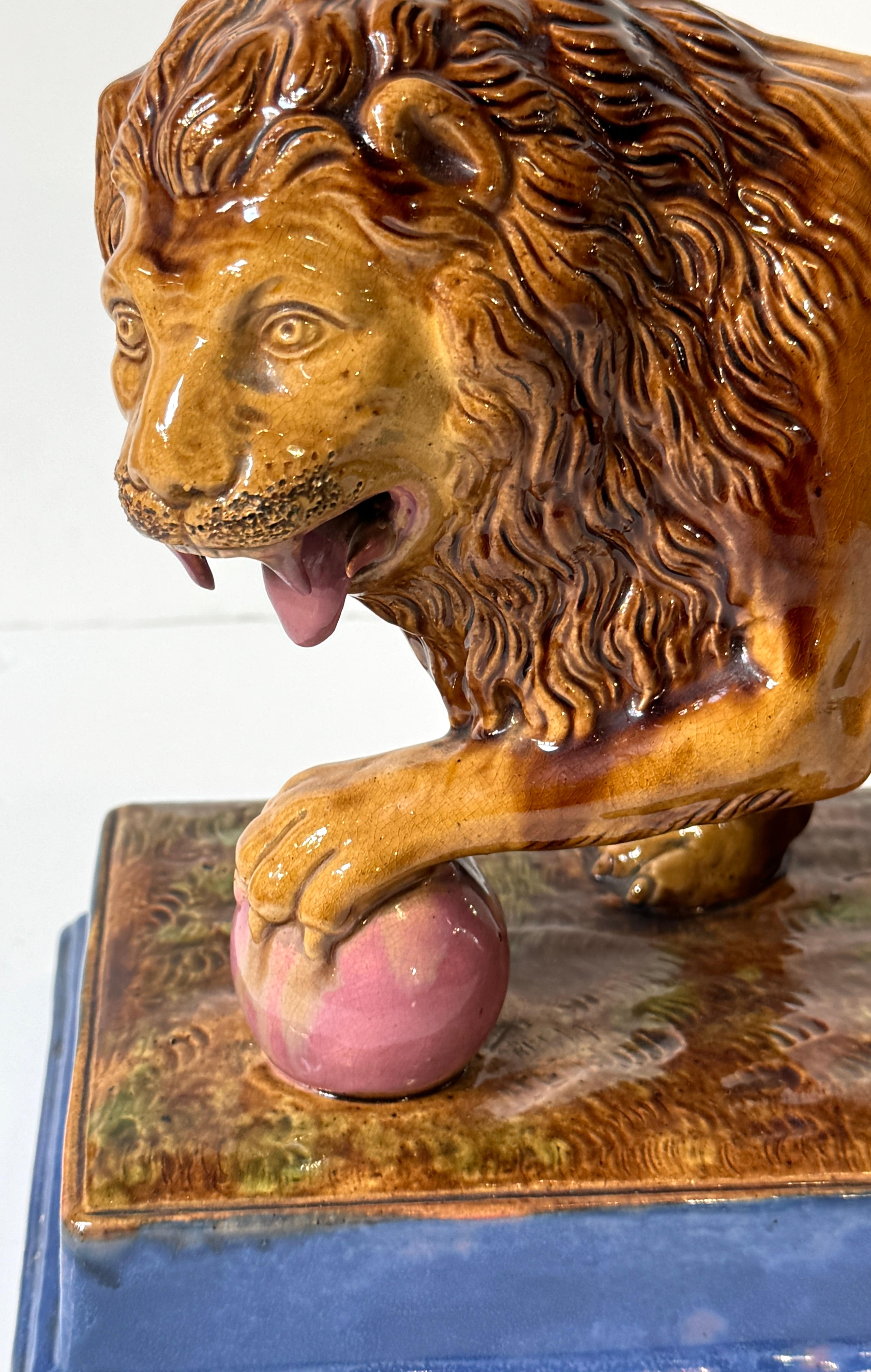 Rare paire de lions Médicis Staffordshire à base rose et bleue en vente 8
