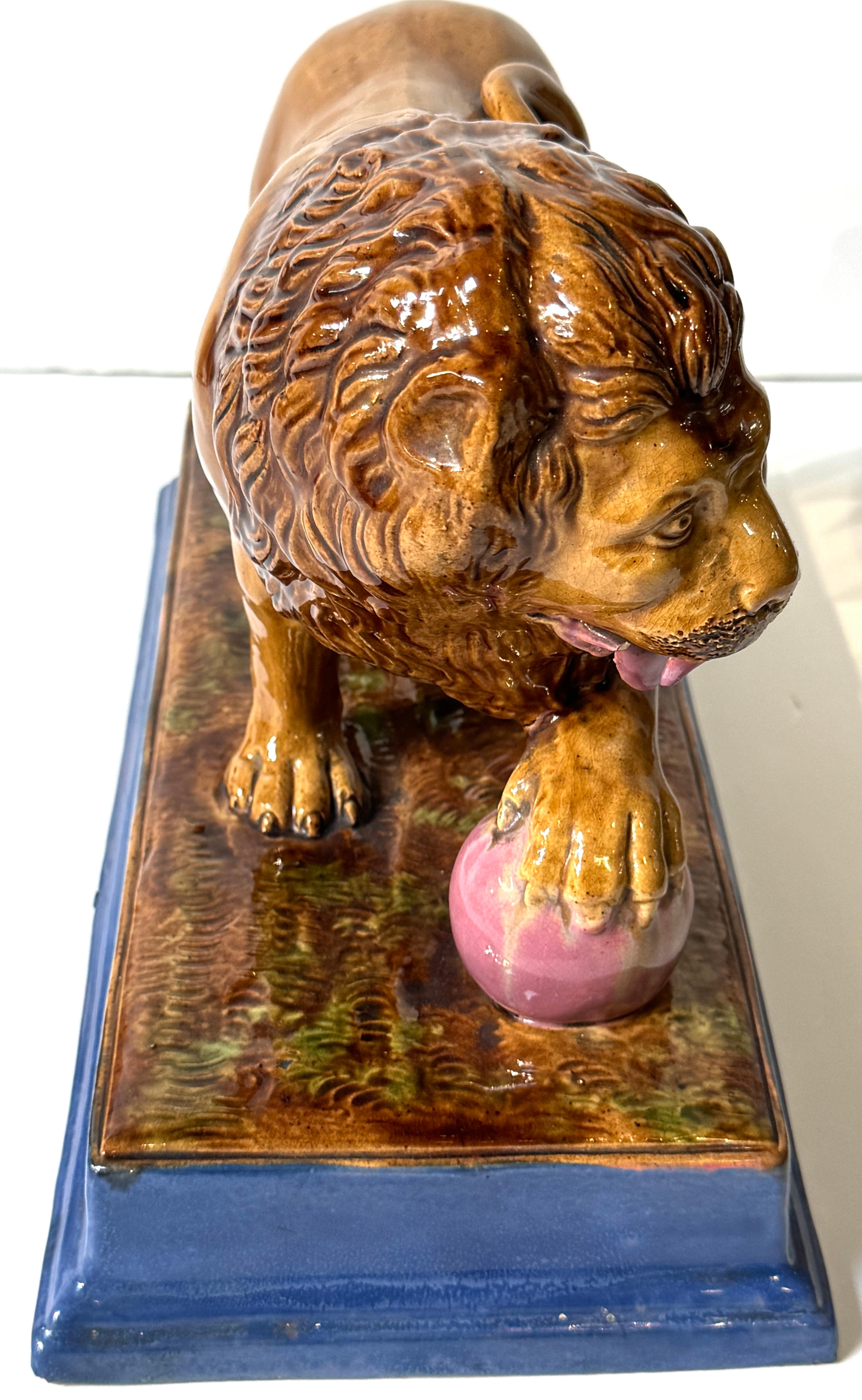 Rare paire de lions Médicis Staffordshire à base rose et bleue en vente 9