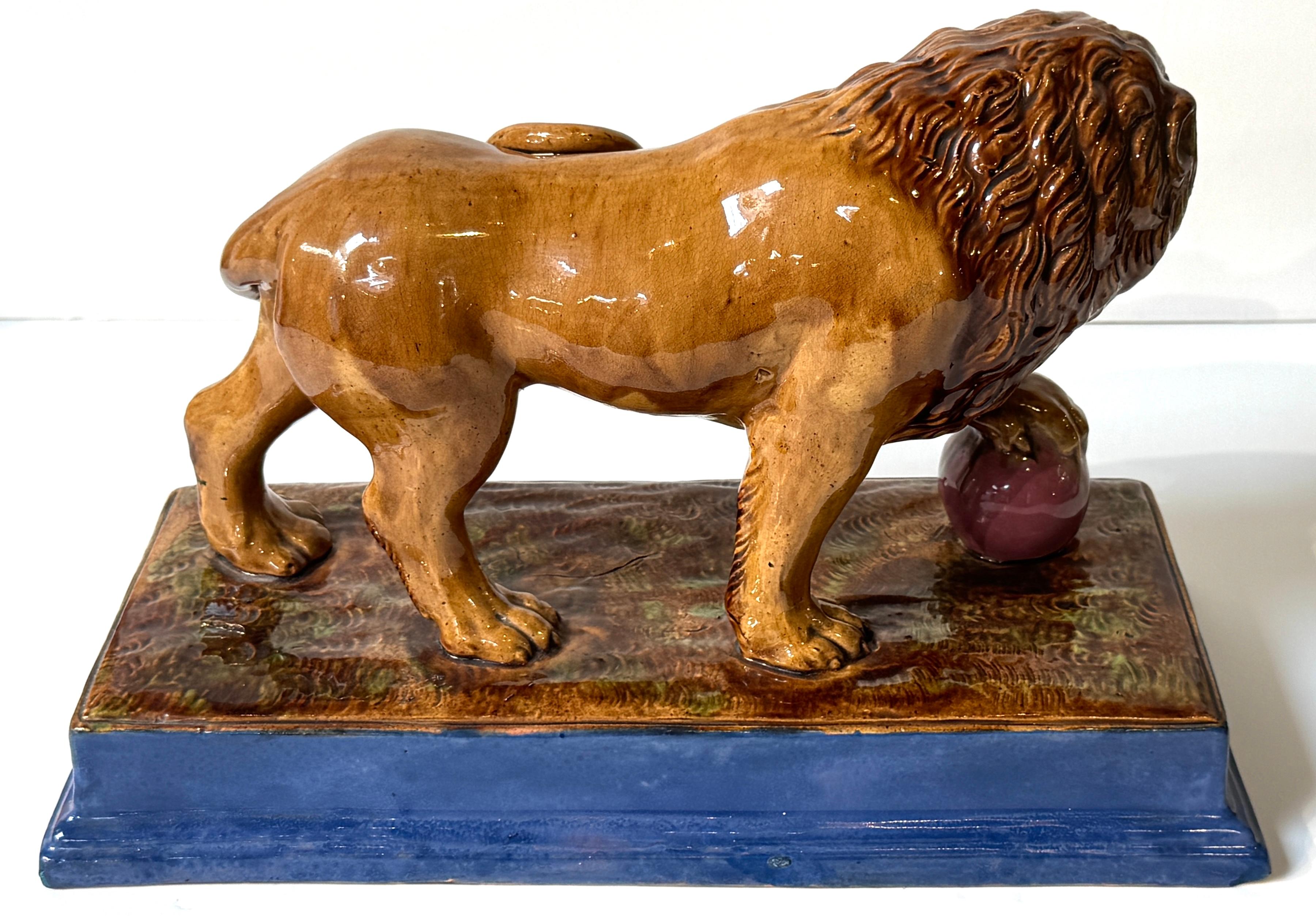 Rare paire de lions Médicis Staffordshire à base rose et bleue en vente 10