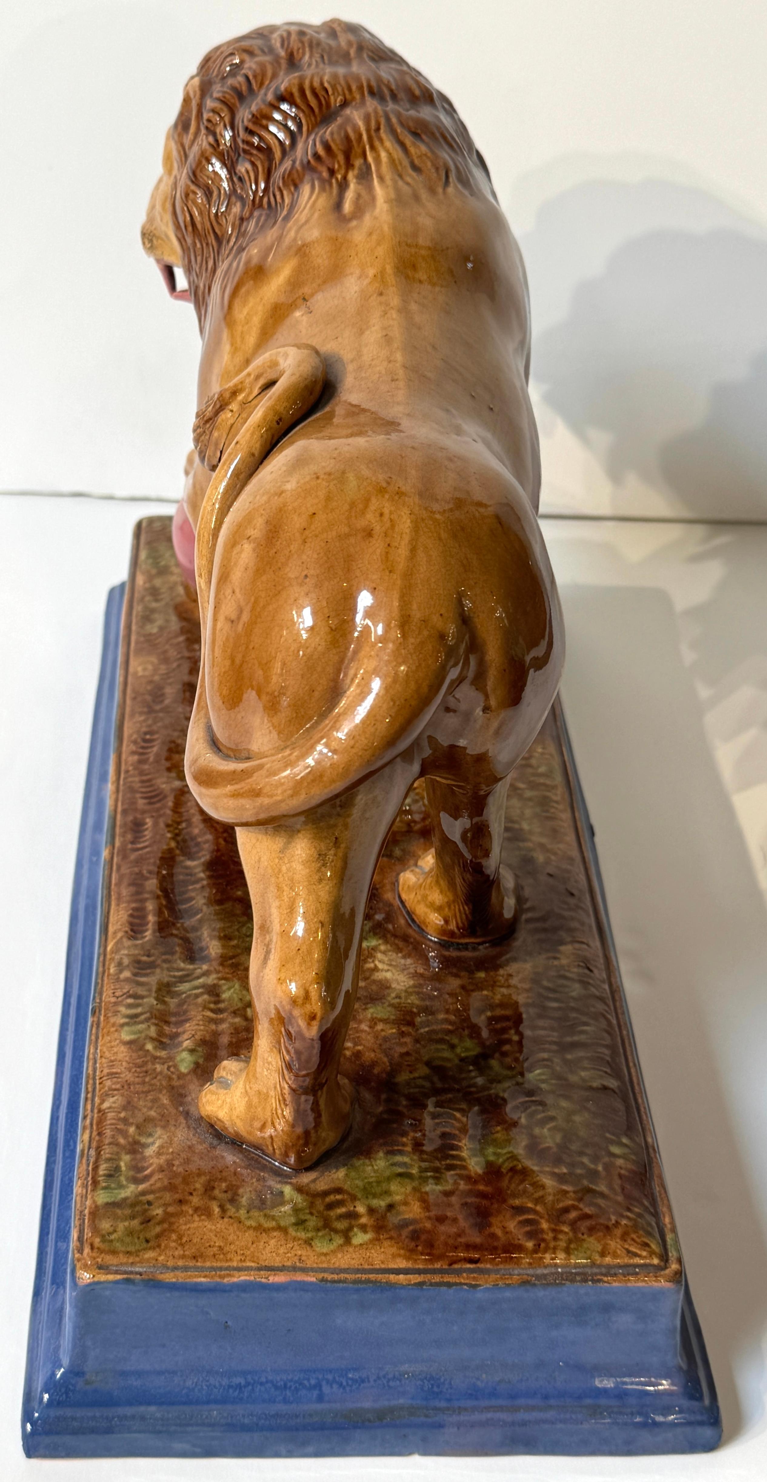 Rare paire de lions Médicis Staffordshire à base rose et bleue en vente 11