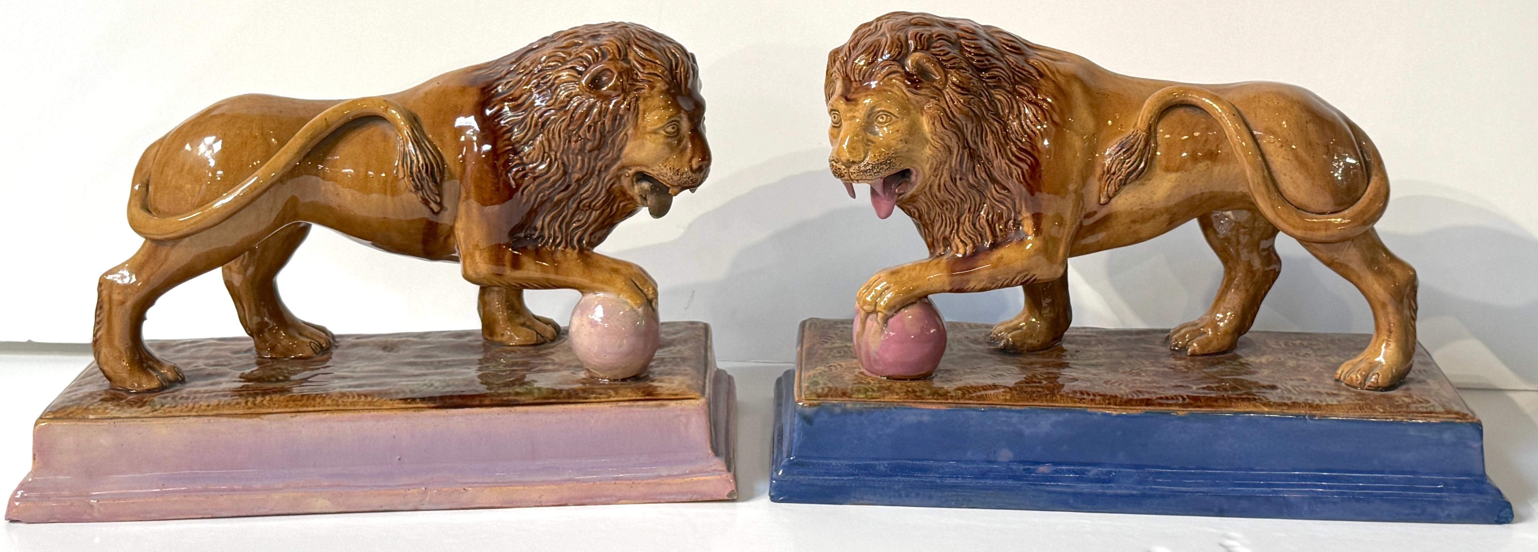 Rare paire de Lions Médicis en Staffordshire de Ralph Wood sur des bases roses et bleues, attribuée à Ralph Wood, Staffordshire, Angleterre, vers 1780

Une rare paire de lions Medici du Staffordshire, attribuée à Ralph Wood (1748-1795), l'une des