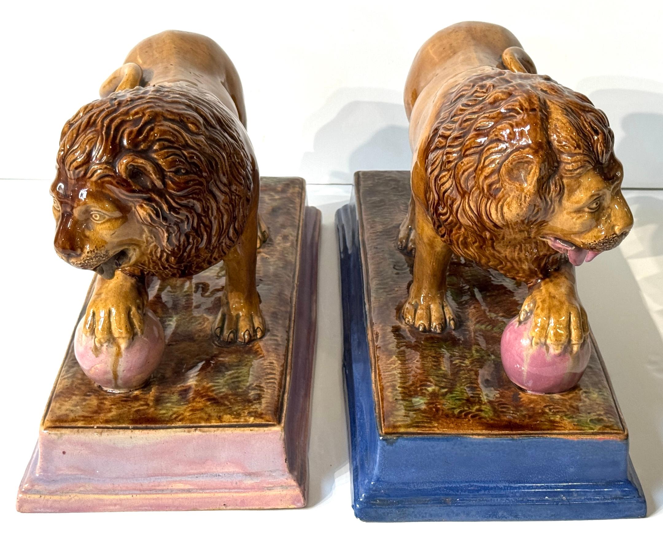 Regency Rare paire de lions Médicis Staffordshire à base rose et bleue en vente