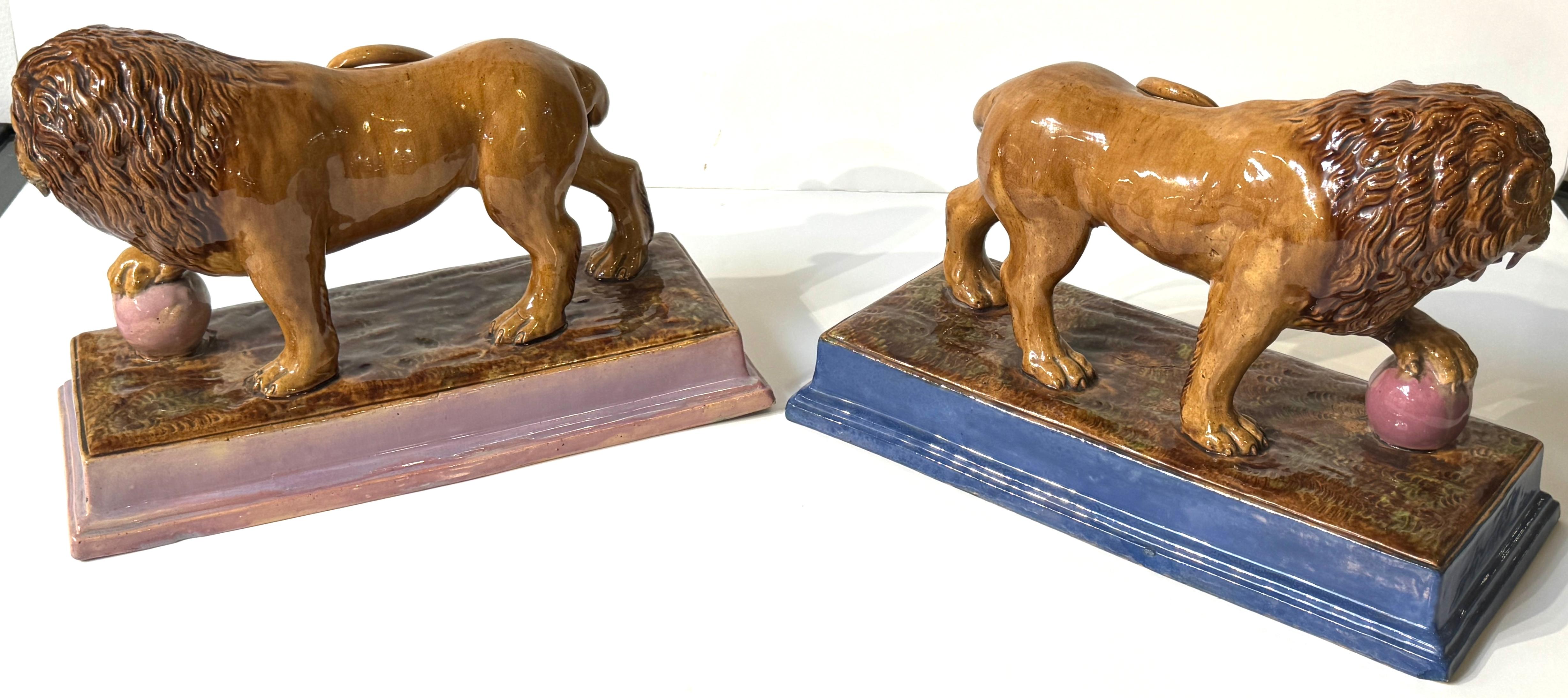 Anglais Rare paire de lions Médicis Staffordshire à base rose et bleue en vente