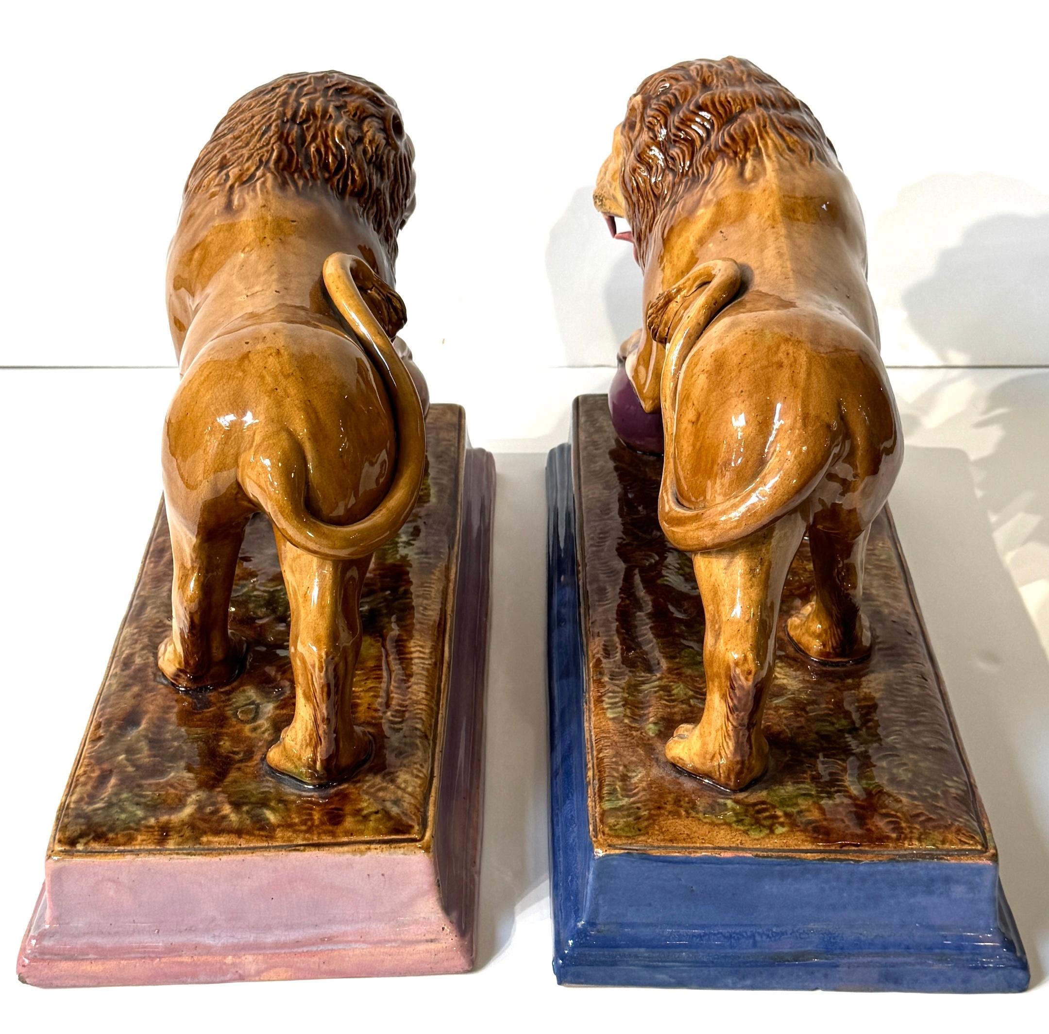 Émaillé Rare paire de lions Médicis Staffordshire à base rose et bleue en vente
